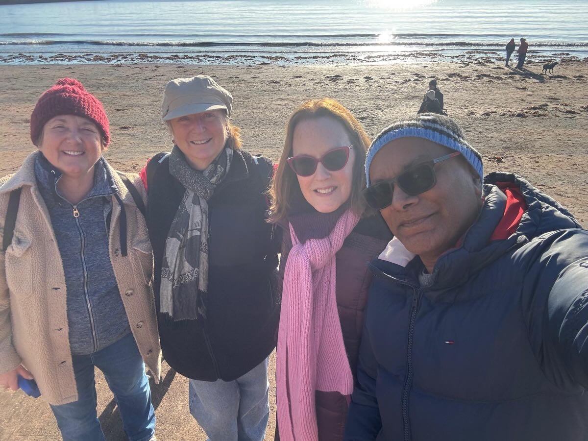 A crisp, sunny New Years Eve morning on Torquay beach with loved ones and my new friend👏🐕🎉