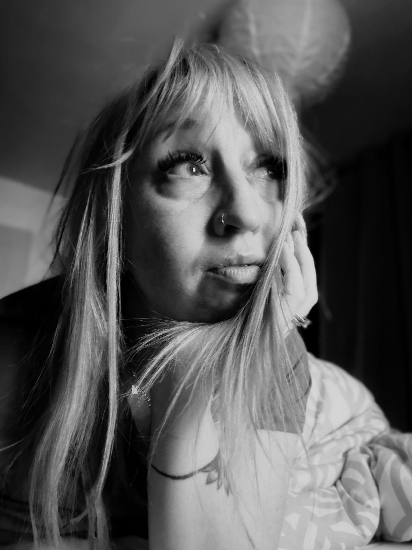 Cette photo, c’est moi cette année.
Pas en train de briller.
Pas en train de prouver.
Mais encore là. Présente. Debout!
Cette année m’a arraché des couches…
Des illusions.
Des attachements.
Des façons de tenir qui m’ont sauvée un jour…
et qui m’étouffaient aujourd’hui…
J’ai gagné des choses, oui!
Des victoires silencieuses.
Celles qu’on ne poste pas avec des confettis 🎉
✨ J’ai tenu quand ça aurait été plus simple de lâcher.
✨ J’ai dit non là où avant je me serais adaptée.
✨ J’ai vu clair dans des relations, des schémas, des promesses qui ne tenaient plus.
✨ J’ai arrêté de me trahir pour rester aimable, disponible, compréhensive, mais plutôt rester moi même, authentique !
Et ça, ça compte!
Mais j’ai aussi compris une vérité inconfortable :
ce que je continuais de porter n’était plus du courage.
C’était de la peur déguisée en force…
L’année prochaine, je ne veux plus survivre à ce que je sais.
Je veux des choix qui apaisent le corps.
Des liens qui ne demandent pas de me rapetisser.
Une vie qui ne me demande plus de me crisper pour tenir.
Je ne veux plus porter des schémas connus
juste parce qu’ils sont familiers.
Je choisis le vrai.
Même s’il dérange.
Même s’il oblige à perdre ce qui n’était plus aligné!
Et toi?
👉 Qu’est-ce que tu sais devoir lâcher,
mais que tu continues de porter par peur de ce que ça changerait vraiment ?
#sansfiltre #decision #newyear