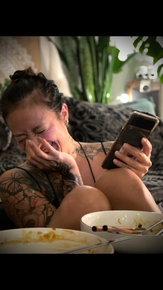 Aujourd'hui c'est le premier jour d’une nouvelle année ainsi qu'un premier jour d’une nouvelle vie.
Comme beaucoup le savent maintenant, avec Kevin, nous sommes séparés depuis septembre. L’entente n’est pas bonne à cause des maladresses de chacun et de nos natures fondamentalement trop différentes. C’est pour cette raison, selon moi, que le couple n’a pas pu survivre malgré les 16 ans et presque 17 ans de vie. Je trouve malgré tout que c'est une belle chose que nous ayons tenu aussi longtemps.
Hier fut une journée qui a très difficilement commencé. C’est une épreuve pour moi de passer ce jour, seule, ayant un passé compliqué emotionnellement à cette période de l’année, alourdie d’un événement assez désagréable. Je travaille sur moi pour me débarrasser de ma haine et de ma rancune. La communication étant rompue, les problèmes ne se règlent donc pas et les rancœurs restent. Cela détruit les idéaux d’entente que j'avais rêvés. J'ai conscience d'être aussi en tort et d’alimenter cette situation désagréable, mais je n’arrive plus à supporter les maladresses d’autrui.
Tout s’est bien passé finalement. Je passe ce moment à me retrouver et me recentrer sur l'essentiel pour me débarrasser de ma colère et essayer encore de comprendre.
Je ne pardonne pas mais le temps fera son travail...
Comme le dit une personne devenue un complice de vie, cette année commence pleine de promesses, quelques déceptions certes aussi, mais les déceptions, c’est mou, on rebondit bien dessus.
J'ai bien l’intention de me relever tout en gardant ce que ces 16 années m'ont offert de bon... ma belle-famille, qui restera ma famille, à qui je ne remercierai jamais assez pour ses messages et sa bienveillance envers moi, les amis et surtout mon fils...
J’enlève ce masque que j'ai porté si longtemps et je décide de redevenir le "trop" ou le "pas assez" tant reproché. Je décide de m’entourer de personnes qui me permettent de briller, même si ça a déjà commencé.
Rien ne change à mes vœux de renouvellement de mariage... je vous aime tous ! Bonne année à tous et je vous souhaite d’être heureux.
Ah si ! Deux choses changent... je vous aime sauf deux, et ils se reconnaîtront 😅