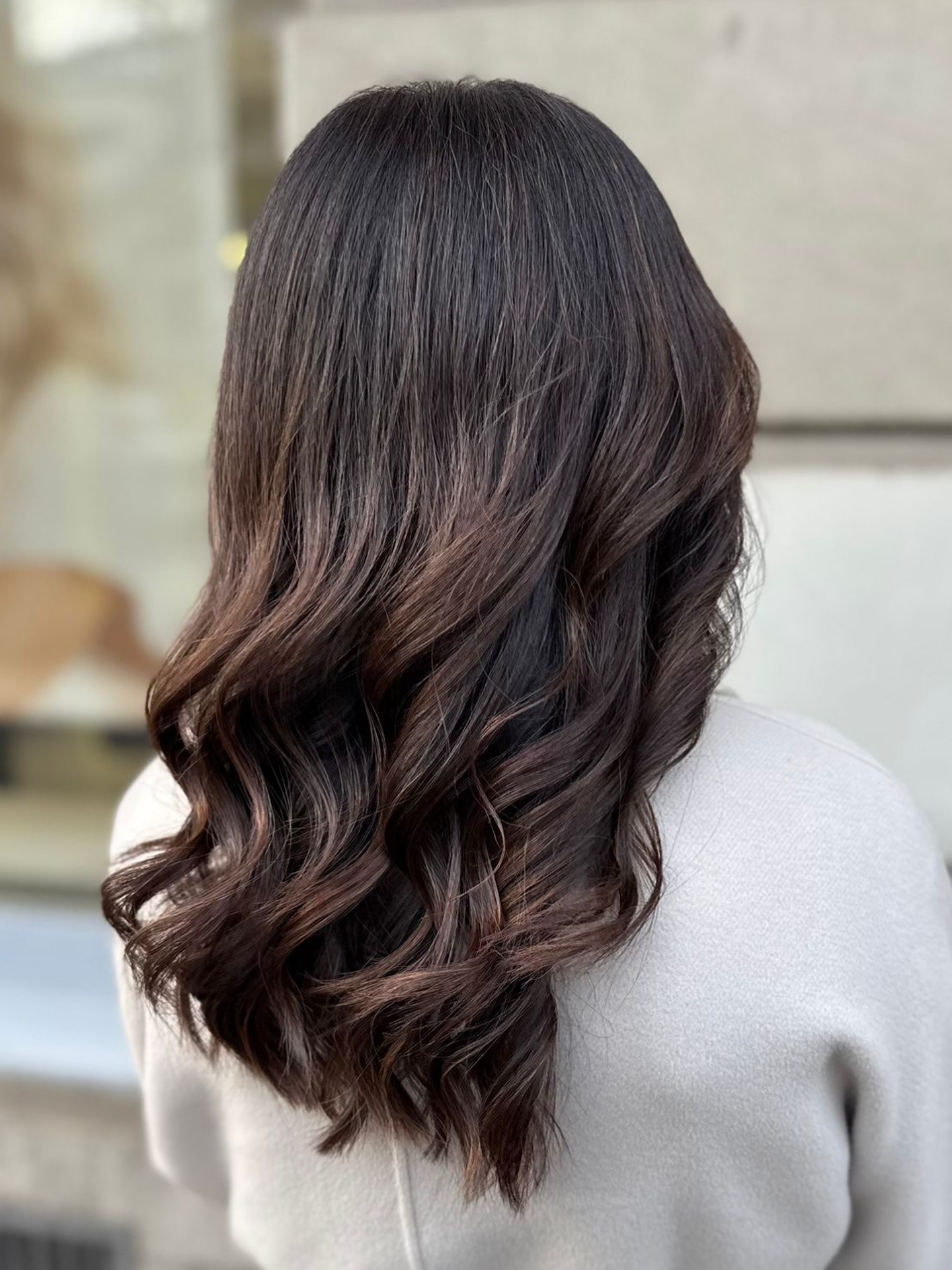 Natürlich. Edel. Zeitlos.
Diese sanften Übergänge verleihen dunklem Haar Dimension, Glanz und Tiefe, ohne künstlich zu wirken.
Balayage eignet sich perfekt für alle, die wenig Aufwand, aber maximalen Effekt wollen.
→ Weniger Ansatz
→ Weiche Farbverläufe
→ Glanz, der bleibt
Buche deinen Balayage-Look direkt bei Alex und entdecke den Unterschied.
Mehr Inspiration & Terminbuchung auf www.blackandwhite.ch
#BlackandWhiteHairstyling #BalayageZürich #ZürichCoiffeur
