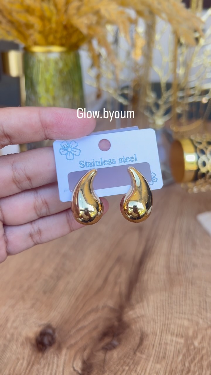 Un design raffiné qui illumine ton style ✨ Indispensables au quotidien 💫
#BijouxChic #AccessoiresFemme #BouclesDOreilles #GlowByOum #EleganceAuQuotidien