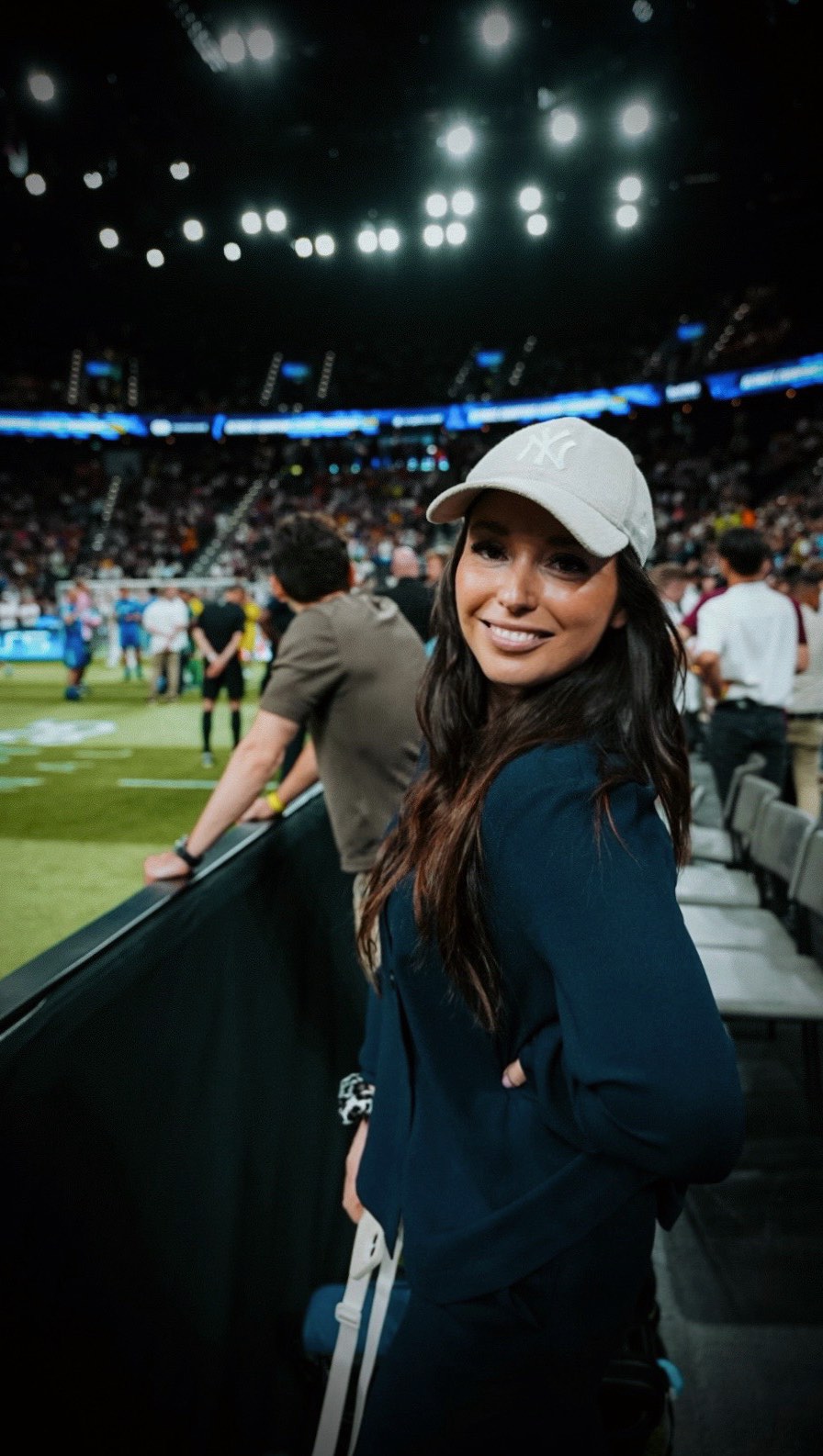 Mic drop 🎤🎙️🎬 #2025 #recap
#womeninsports edition
DANKE an alle, die Teil dieser bunten, wilden Reise sind - für euren Support, eure Motivation und jeden einzelnen Kommi hier. Kommt gut ins Neue Jahr, sporty spices! 🥳🥂
P.S. Jap, ich hab’s gemerkt, auch dieses Jahr wieder viel zu wenig mitgefilmt. Ich gelobe Besserung, auf mehr Content und Behind-the-Scenes in #2026! 🤞