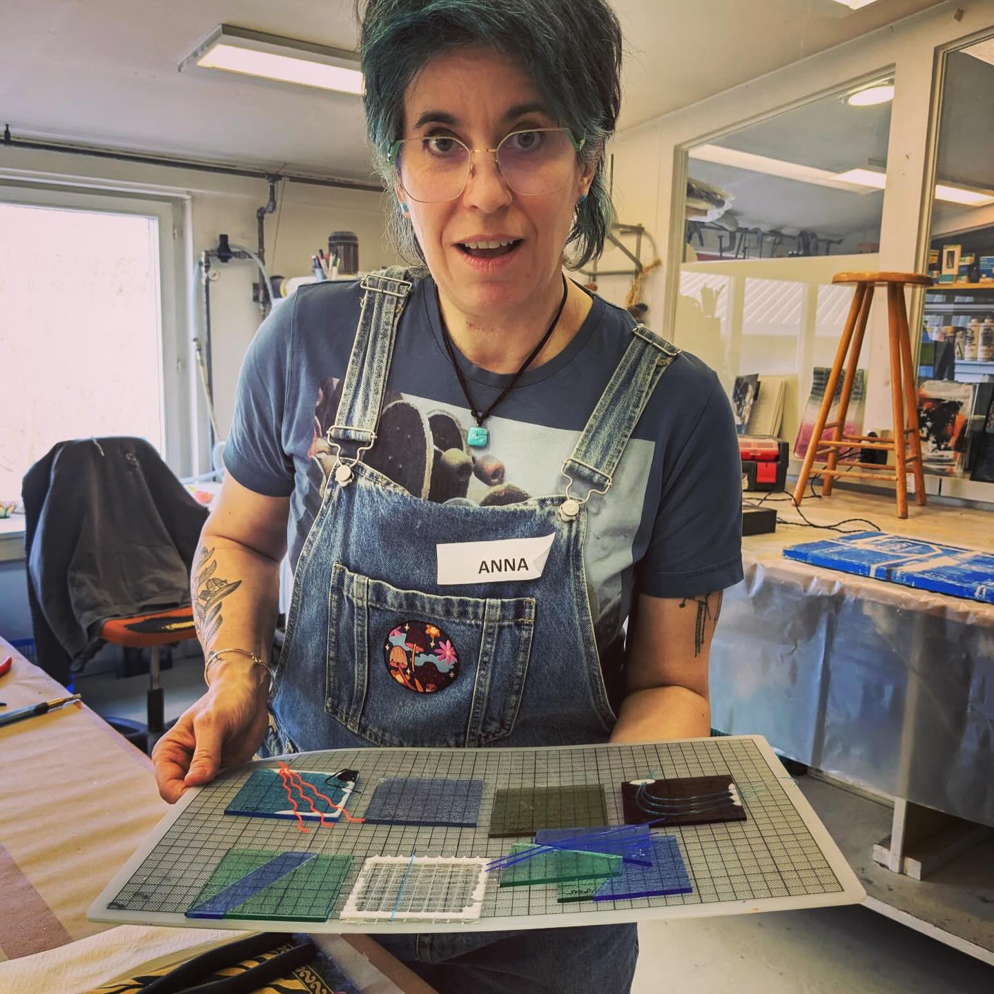 Looking back at 2025, it was an exciting year filled with new discoveries. I’ve always enjoyed experimenting with different materials—some stay with me, others fade away—but the act of learning and exploring is what keeps me moving forward. I dream of becoming a full-time artist again someday; until then, I create whenever I can, even though it never quite feels like enough.
January - first time working with glass
February - vibrant watercolor painting with lots of details
March - experimenting with concrete - a mini sculpture
April - first big stained glass panel with painted elements
May - a smaller piece with mirror
June - a draft of a bigger stained glass piece - experimenting with embellishment
July - only houses - my favorite theme 😁
August - first fused glass pendants
Sepetmber - a not very small fused glass earring with painting
October - a comissioned watercolor painting
November - my first stained glass lantern
December - fused glass Christmas tree ornament
Happy new year to us all! 😘
#annabies