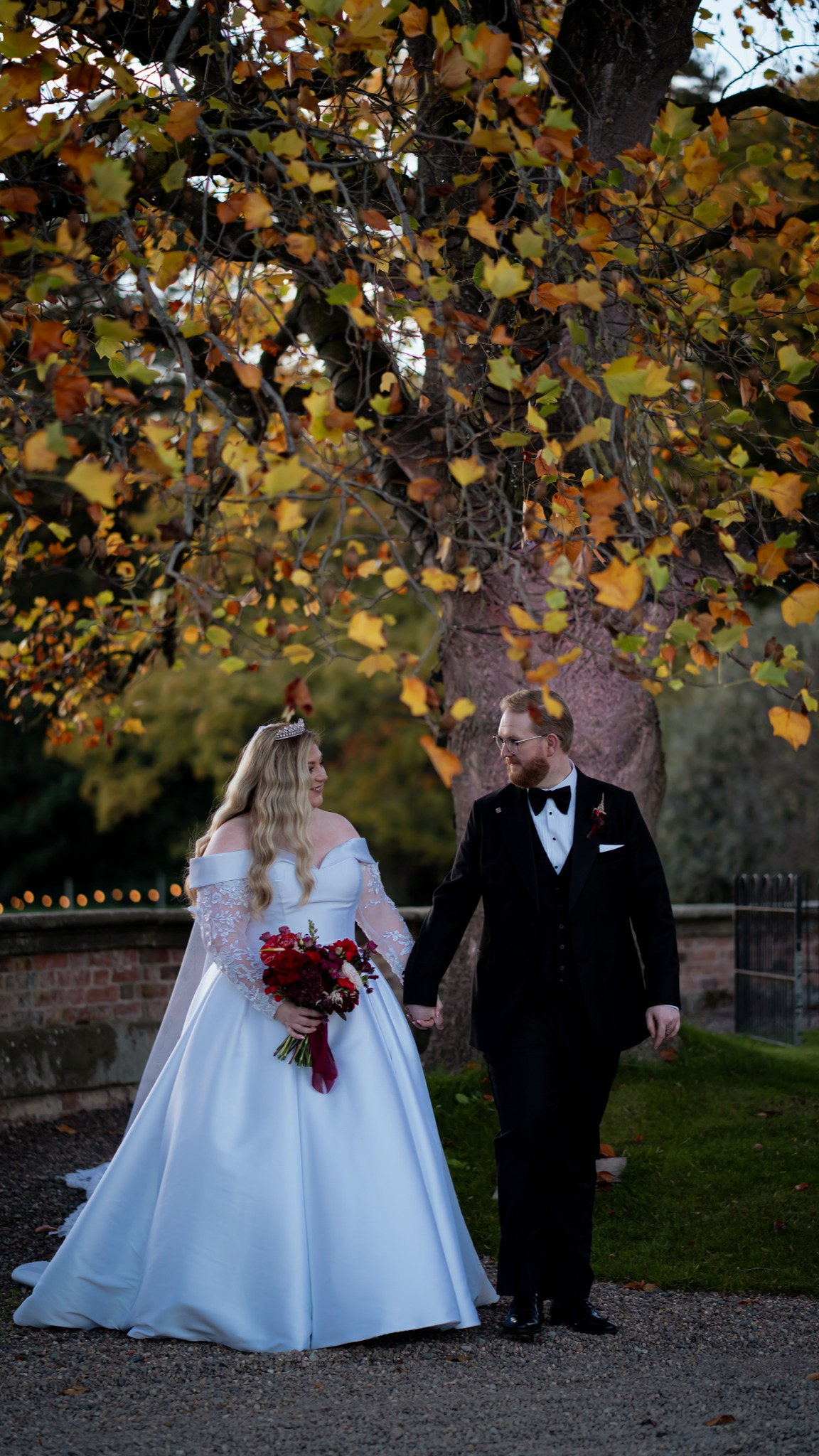 Helen and Jack living out their autumnal wedding dreams in the Welsh countryside at the stunning @iscoydpark. Such a lovely couple that brought a lot of warmth and fun to the day, you can tell they were meant to be together. Congratulations guys!!😍
BTS team....
@armellefilms @photographyjoebickerton
@natalie_ann_brides
@littlewelshfoodie
@sarahmeredithhairandmakeup
@hairbygro
@uniqueyourwedding
@gemmadaltreymusic
@sbdjservices
