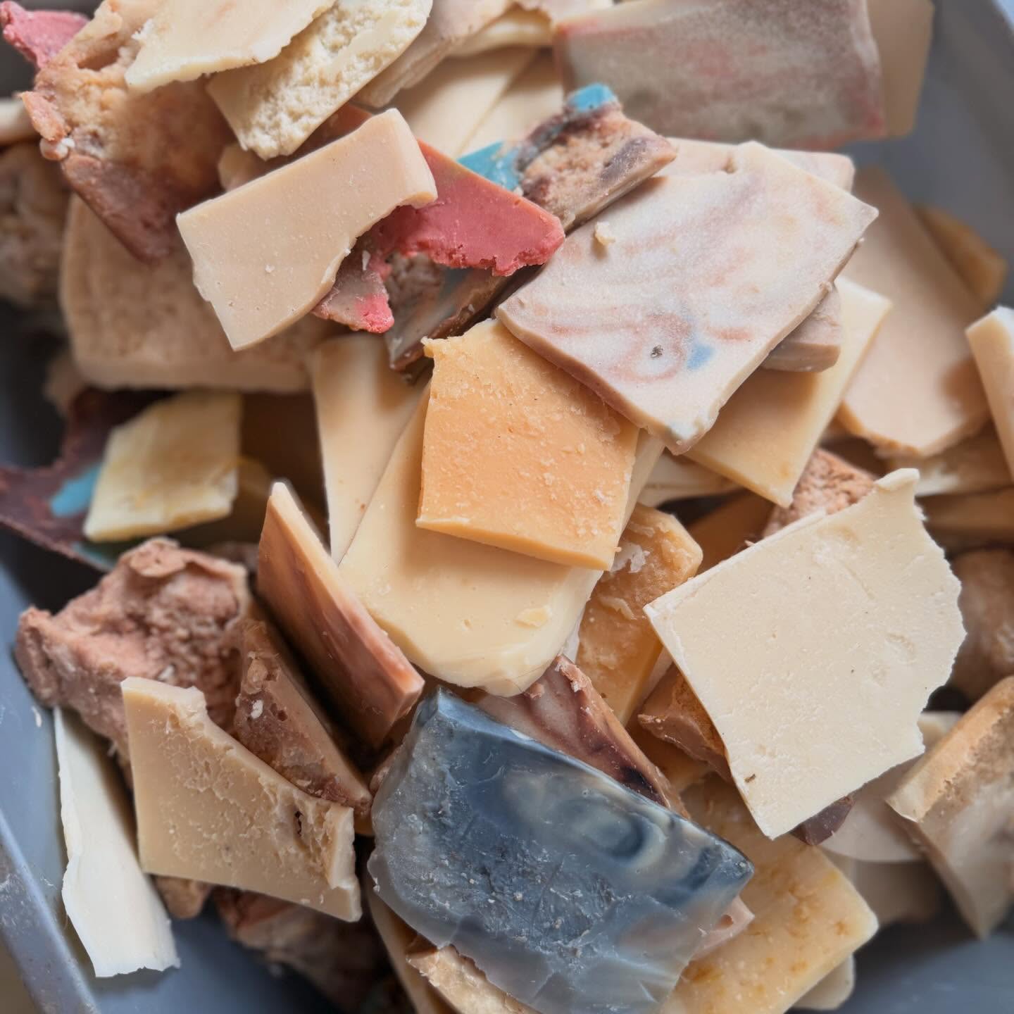 A full week of Farm Show prep. Tackled a bunch of ends to be bagged up for the half pounders. This is a great way to help clear out my soap room. They are either end pieces, bars I don't know what they are 🤣 or bars that came out of the mold wrong. Great for a trial, kids bath time or hand soaps.
Here's a tip.....add them to the sitsal soap bag.
Key to this week is tackling as much as I can and then getting to be early. Next week is going to be a long one!