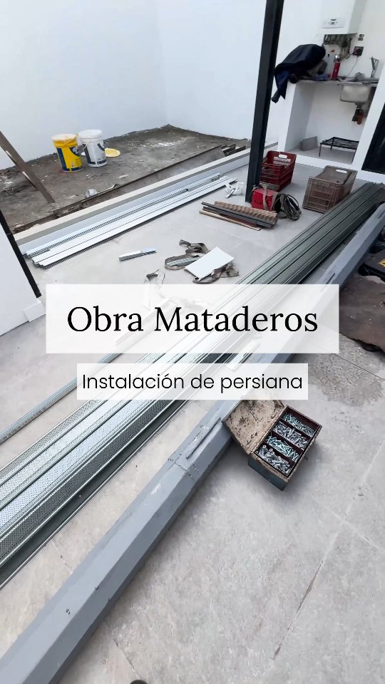 Hoy volvemos a recordar 📍Obra Mataderos
Para mostrarles un poco de lo que fue el proceso de instalación de persiana, y el resultado final. 🤯 A nosotros nos encanta 🤩
Y vos, ¿Qué pensás? ¿Usarías este sistema en tu casa? 👀
#mataderos #arquitecturaFDA #entregafinal #vivienda #obra