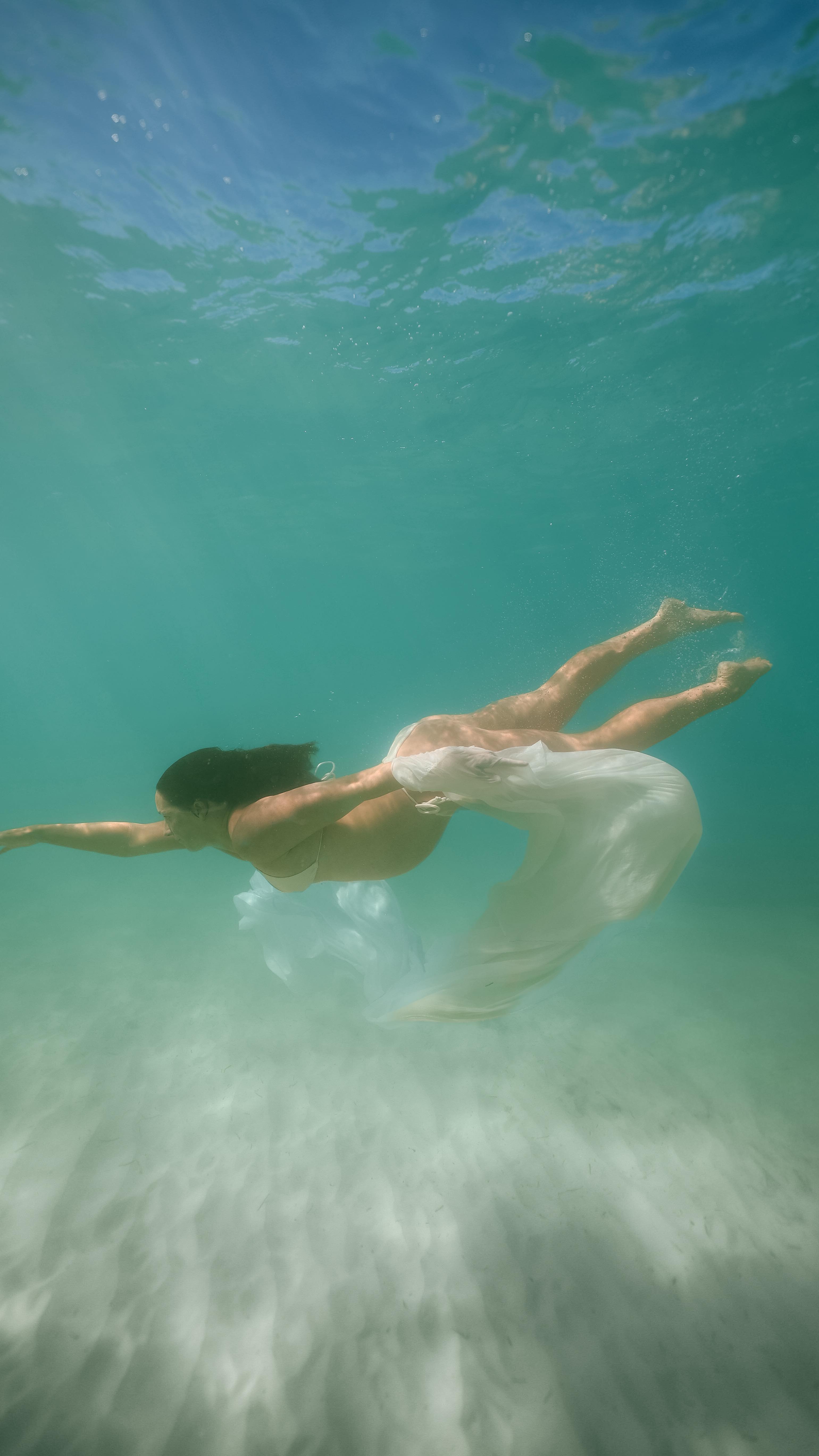 The scene vs the photos 🌊
Above the surface
quiet instructions
slow breaths
gentle reassurance
Below the surface
weightlessness
flow
and a moment that feels almost otherworldly
This is what underwater maternity really looks like.
Calm, supported, and deeply intentional.
Save this if you’ve ever wondered how these images are created!
#perthphotographer #perthfamilyphotographer #perthmums #perthmaternityphotographer #underwaterphotography