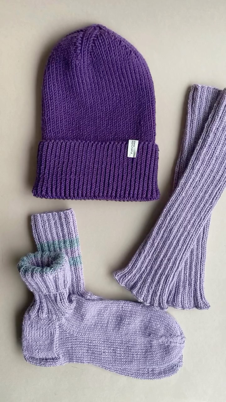 Keine Logos.
Keine Überproduktion.
Nur hochwertige Wolle und echte Handarbeit.
Masche für Masche entsteht mehr als nur ein Kleidungsstück.
Es entsteht Wärme. Zeit. Hingabe.
Unsere handgestrickten Wollstücke begleiten dich –
heute, morgen und viele Winter lang.
#swissmade #nachhaltig #woolwear #meramanufaktur #kidswear