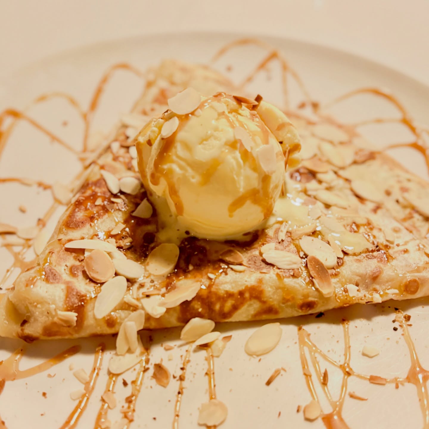 C’est le temps de la galette des rois et donc de la frangipane cette délicieuse crème d’amande!
Venez déguster notre "frangipane" qui se trouve sur notre nouveau menu, avec une crème d’amande, caramel au beurre salé, crème glacée vanille et amandes grillées ! 😋😋😋
#frangipane #galettedesrois #épiphanie