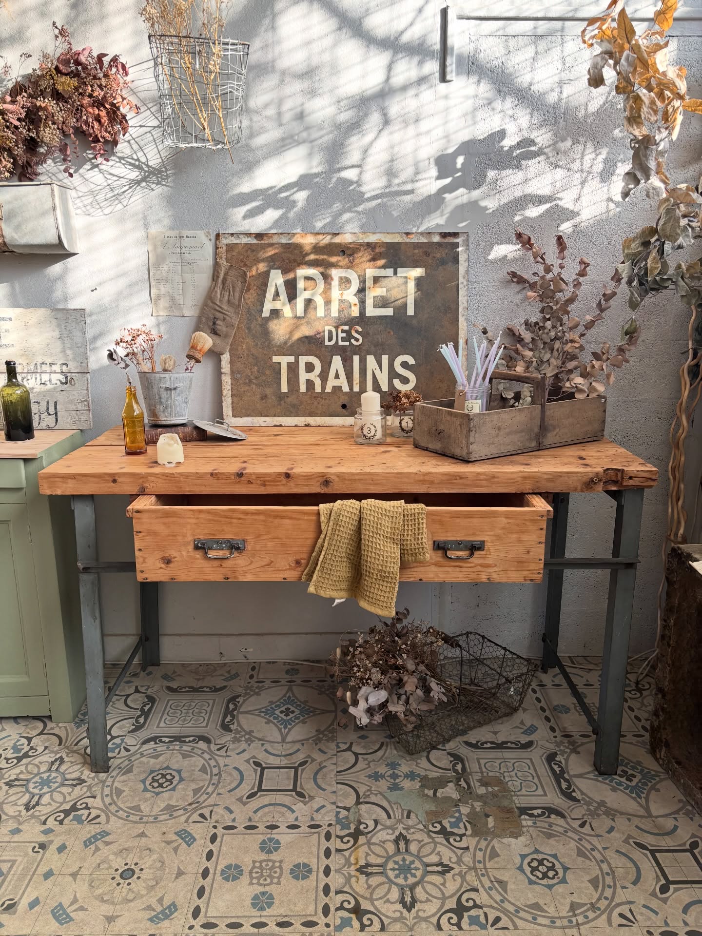 💫 Clôturer 2025 avec cette magnifique table de métier
Structure en métal gris
Plateau en madriers de sapin massif et grand tiroir en sapin
Idéale en îlot central, comme bureau ou table de présentation…
Une pièce à l’esprit industriel pour un intérieur unique 🩶
Dimensions : L 160 x P 65 x Ht 91 cm
Visible en boutique ce week-end aux @pucesducanal et très prochainement sur notre site juste ici :
www.woodson-interior.com
Passez un beau réveillon 🎊