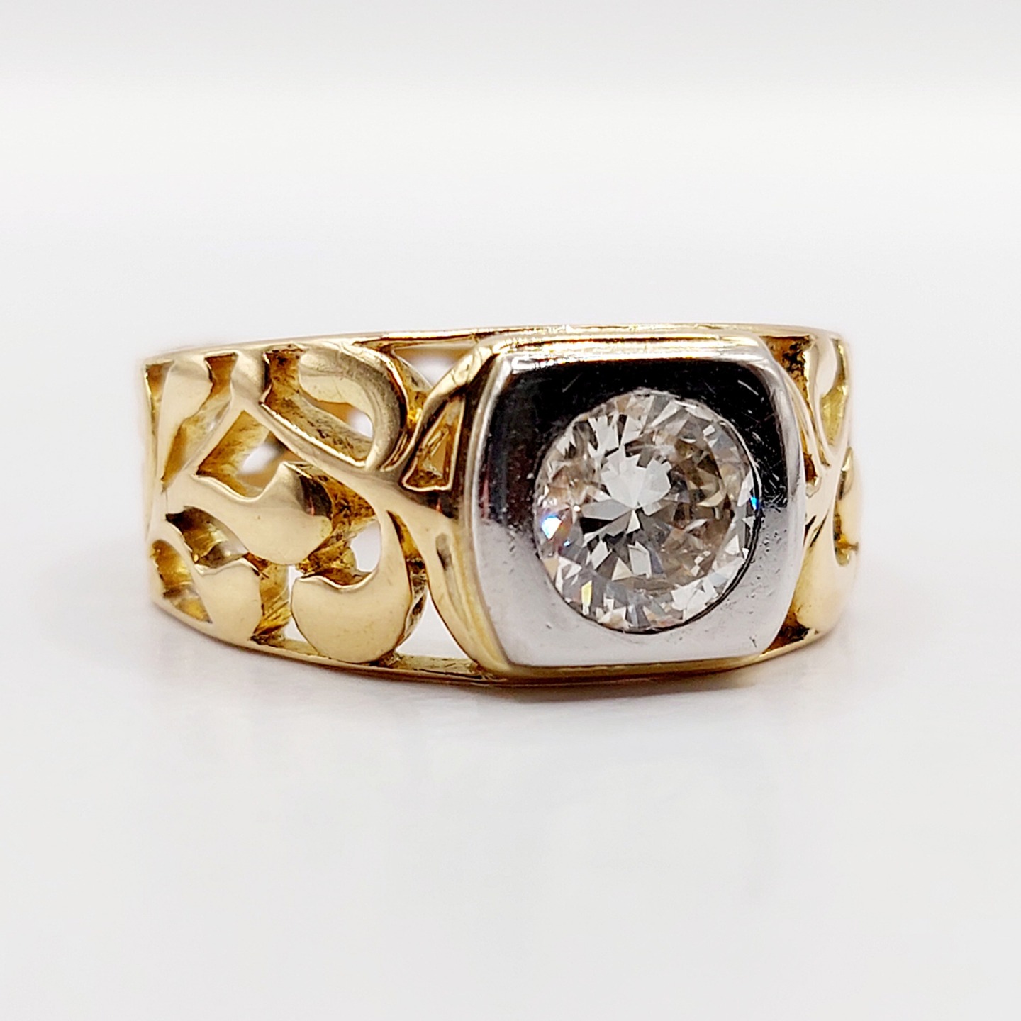 French art Nouveau signet ring 18k gold and platinum set with a 0.90 carat diamond in a mistletoe leaf motif
PRICE : 2300€
Magnificent piece of French goldsmithing
Size: 57 FR / 8 US
Weight: 7.05 g
Diamond cut: approximately 6.3 mm (estimated at 0.90 carats)
Diamond in perfect condition, small natural inclusions visible under magnification
Head width: 9.4 mm
Micro scratches on the band from use
Owl hallmark (French hallmark)
#frenchjewelry #diamond #diamondring #antiquering #victorian #victorianring #marquisering #augustusjewels #vintagering #daisyring #daimondhaloring #tankring #platinumring #platinum #platinumring #oldminecut #oldminecutdiamond