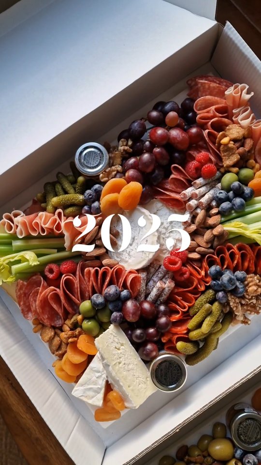 I’m a little late sharing, but WOW—what an incredible way to end the year. 🤍
After just 13 months, I never imagined Oh Honey would be where it is today, and I’m beyond grateful for every single customer who chooses us for their catering needs time and time again.
Having you come back as repeat customers is truly one of the greatest compliments I could ever receive. 🥹
I’m so excited to see where 2026 takes Oh Honey, but for now… here are some pretty terrible-quality videos and photos from my month of December. 🚗🏠✨