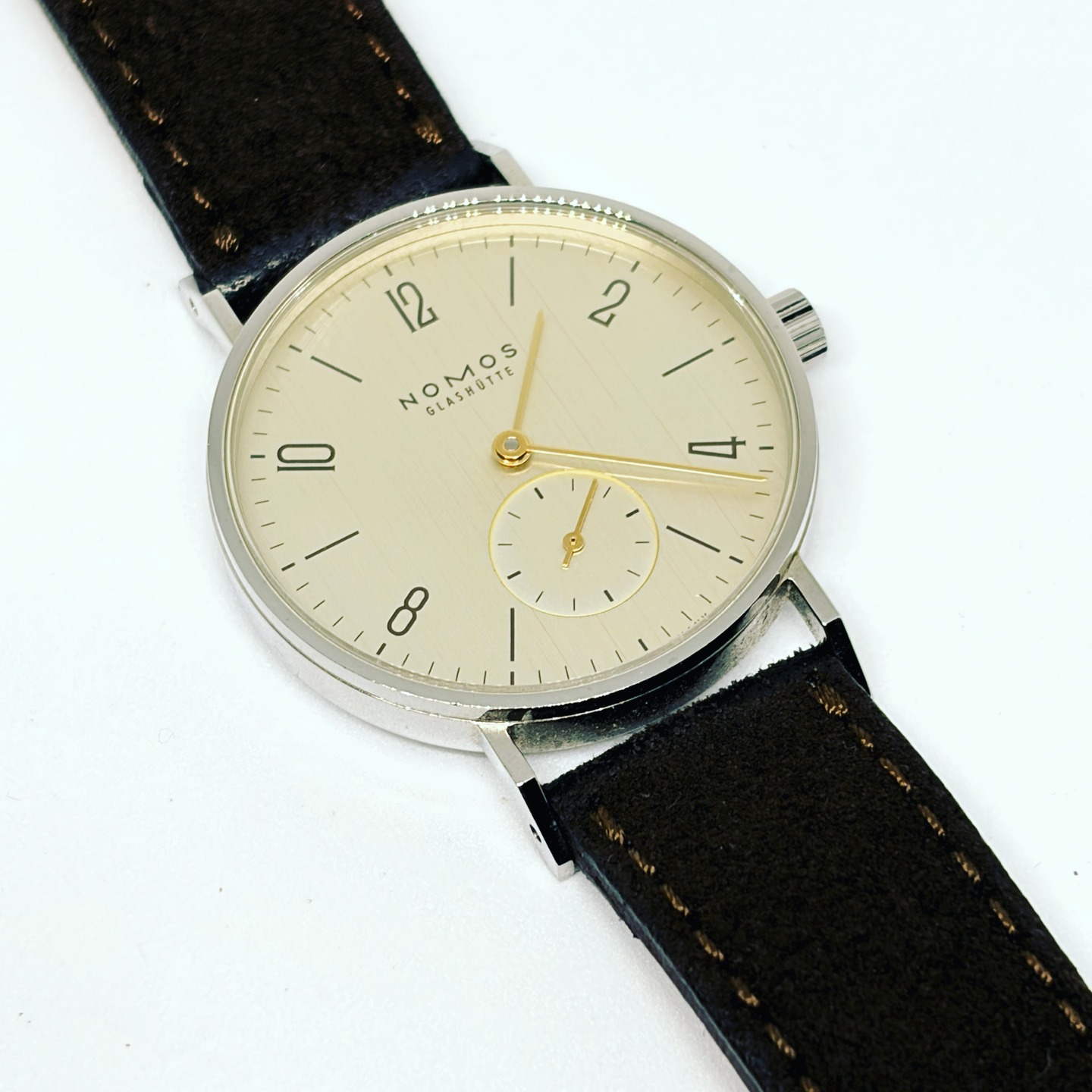 Capture a piece of Glashütte’s finest minimalist design with this stunning Nomos Tangente 33 Karat. A beautiful example of German minimalism. Available at hayeshorology.com #hayeshorology #nomosglashütte