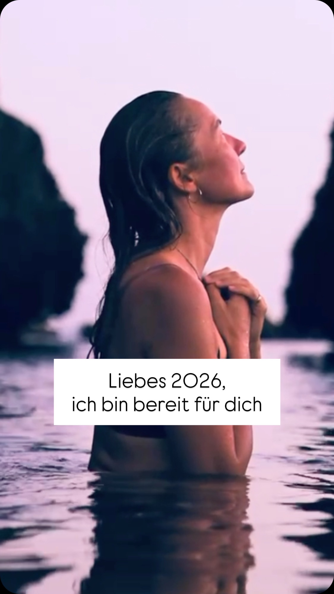 Liebes 2026,
zeig mir, wie weit ich gehen kann
ohne mich zu verlieren.
Hilf mir, mir selbst nicht im Weg zu stehen, alte Muster loszulassen
und mir mit mehr Sanftheit zu begegnen.
Lehre mich, meinem eigenen Timing zu vertrauen – dem Tempo meines Herzens,
den Pausen, den Umwegen,
und all dem, was sich nicht planen lässt.
Sei gut zu mir,
auch wenn ich zweifle,
auch wenn ich stolpere.
Ich verspreche, selbst ebenfalls gut zu mir zu sein.
Ich bin bereit für Wachstum, für Tiefe,
für Ehrlichkeit.
Ich bin bereit für dich 💜
#selfcare #Selbstliebe #selflove #mentalhealth #timeforyourself