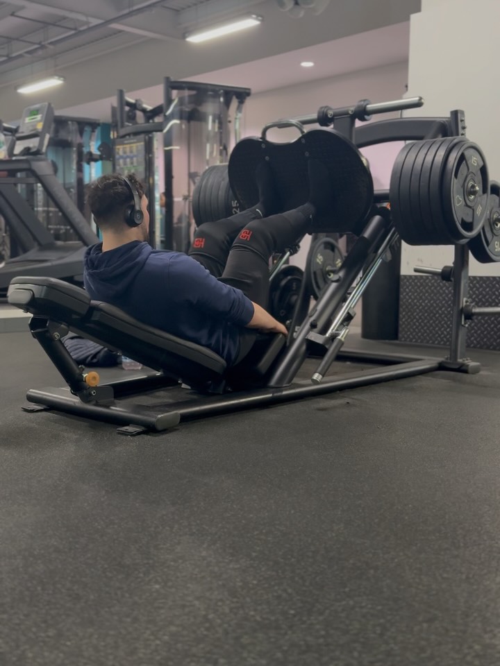 TODAYS LEG DAY💪‼️
What a way to start the year! Legs just landed perfectly with my current split on the 1st of January. Really working on Legs this year going to continue to assess the Doms and see if there’s a possibility of adding a second one in the week. Of course it will be very different to this leg day, however every other body part is getting trained twice per week. Why not the legs if I’m looking to grow them.
Another thing I’m really focusing on this year is trying to build social media… So if there’s anything in particular you’re wanting to see get in touch, weather that be tips on training or food or workout updates let me know!
Looking forward to smashing training this year hitting the new year continuing my bulk until end of January- plan is to assess from there the we either continue or move to cut. Exciting times!
If you are interested in taking you’re training to the next level get in touch now
https://www.ohfit.co.uk/contact