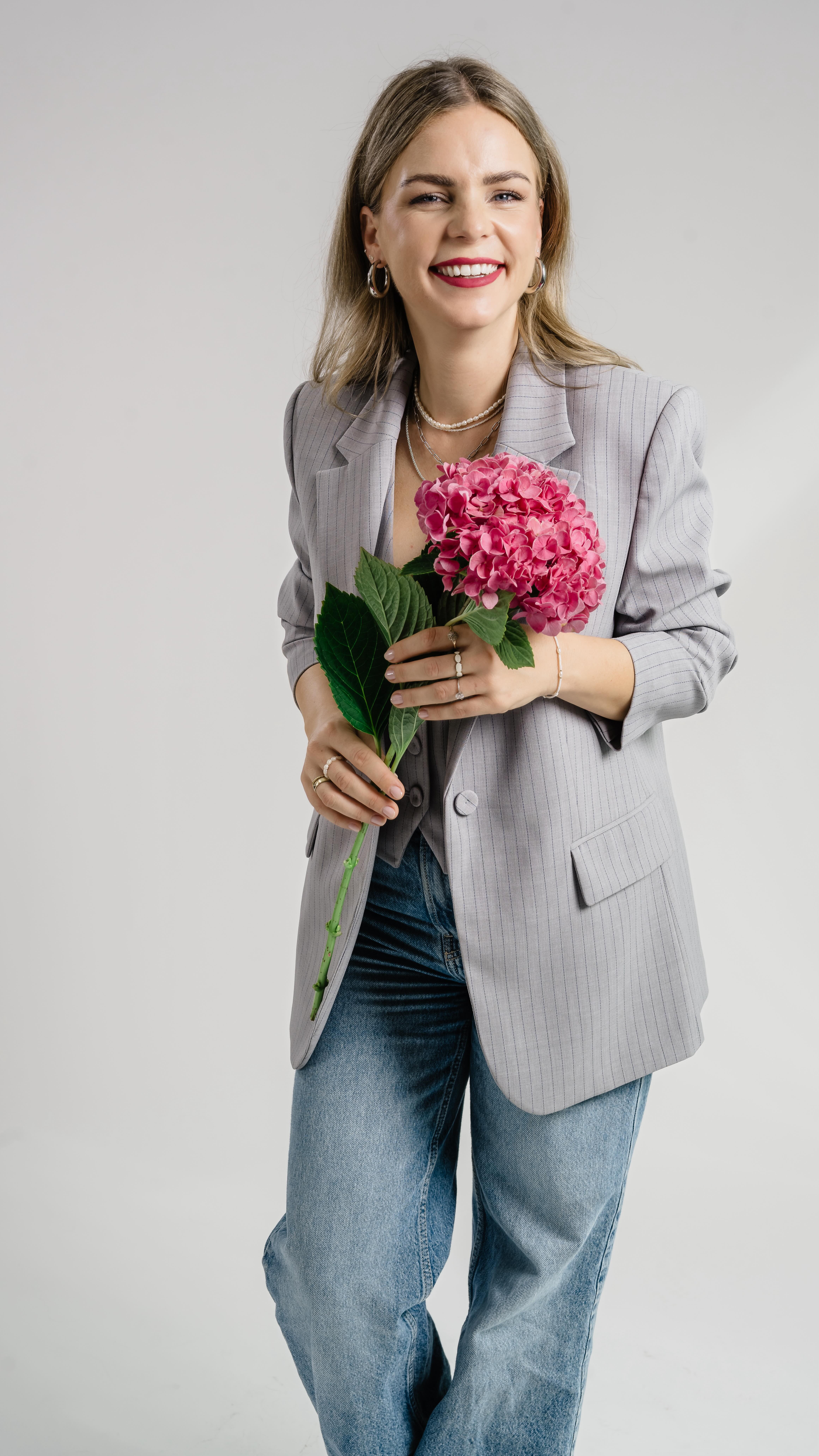 Dankbar - und Voller Vorfreude ✨
Ein neues Jahr liegt vor uns – und ich bin einfach dankbar.
Dankbar für das letzte Jahr, für all das, was ich lernen durfte, für neue Bereiche, in die ich hineinwachsen konnte, und für die vielen Begegnungen mit wundervollen Menschen.
Ich liebe es, mit Menschen zu arbeiten.
Ihre Schönheit zu sehen.
Und sie – durch Make-up, Farbe oder Augenbrauen – noch ein kleines Stück sichtbarer zu machen.
Nicht zu verändern, sondern zu unterstreichen. ✨
Es ist ein Geschenk, das tun zu dürfen, was mir so viel Freude bereitet.
Und genau das nehme ich mit in dieses neue Jahr:
Dankbarkeit, Vertrauen und ganz viel Vorfreude auf alles, was kommt.
Ich freue mich auf dieses Jahr. 🤍
#bridalstylist
#farbberatung
#beautywithheart
makeuplove
dankbarkeit