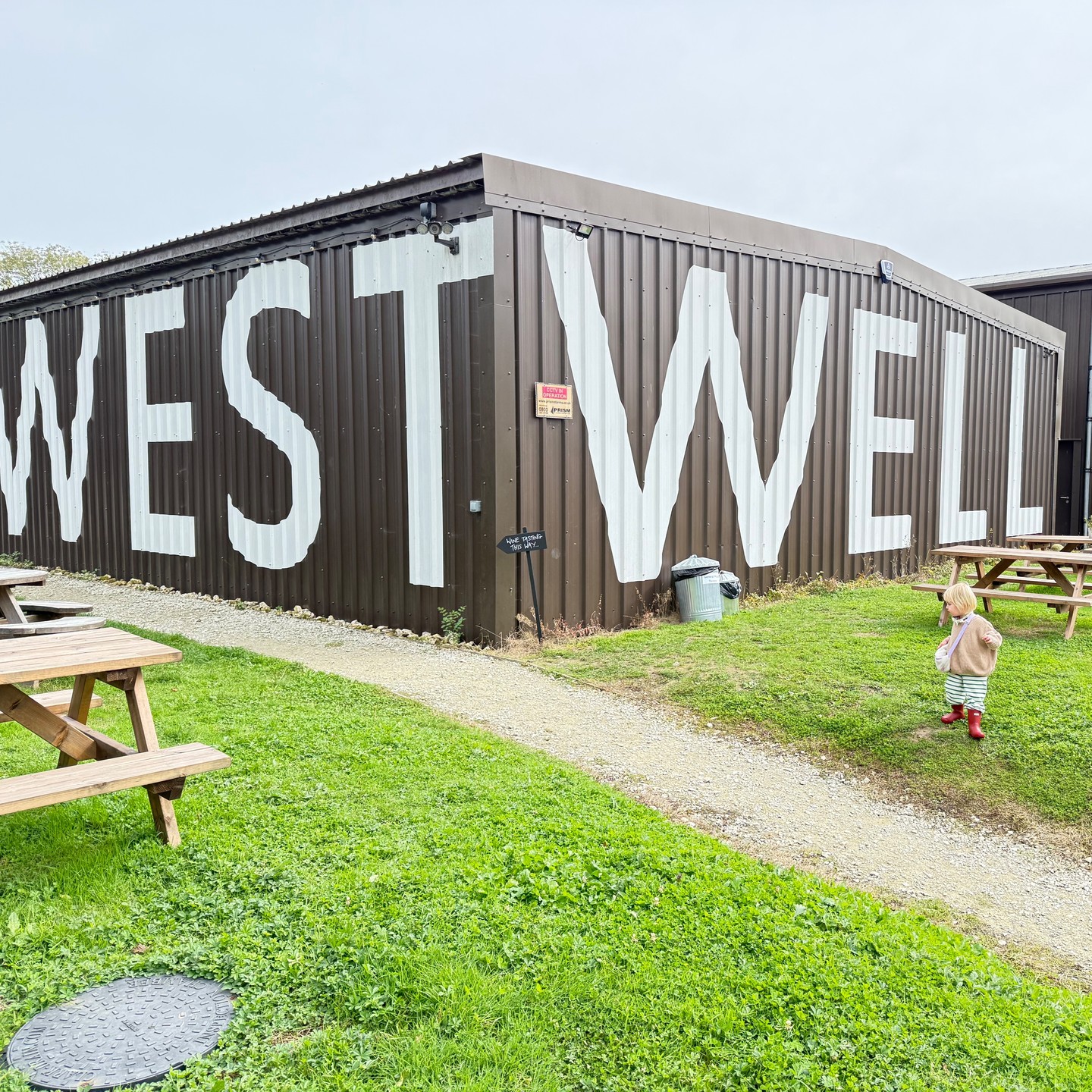 Every year, our love for the UK brings us to the best places on the other side of the Channel. Whether it is an exciting city trip or a little escape to the country - we love to enjoy British nature, culture and hospitality. And yes, of course we take inspiration from every trip! You have seen dishes, ingredients and drinks taken from our travels on our menu.
Last year, we decided to dive into English wine! Having tasted some of their amazing wines over the last few years, we finally visited @westwellwines last September. We roamed through their vineyards near Ashford in Kent, tasted more delicious wines, shook some hands and loaded some bottles into our boot.
Getting more of these bottles to Amsterdam wasn’t that easy, but Raul @ciderwinkel.nl came to the rescue! We are very proud to say you can now buy the Westwell wines at our deli (probably the only place in NL!), or try the Pelegrim sparkling wine by the glass at the Cottage. Don’t worry, we will soon add more Westwell to our wine list.