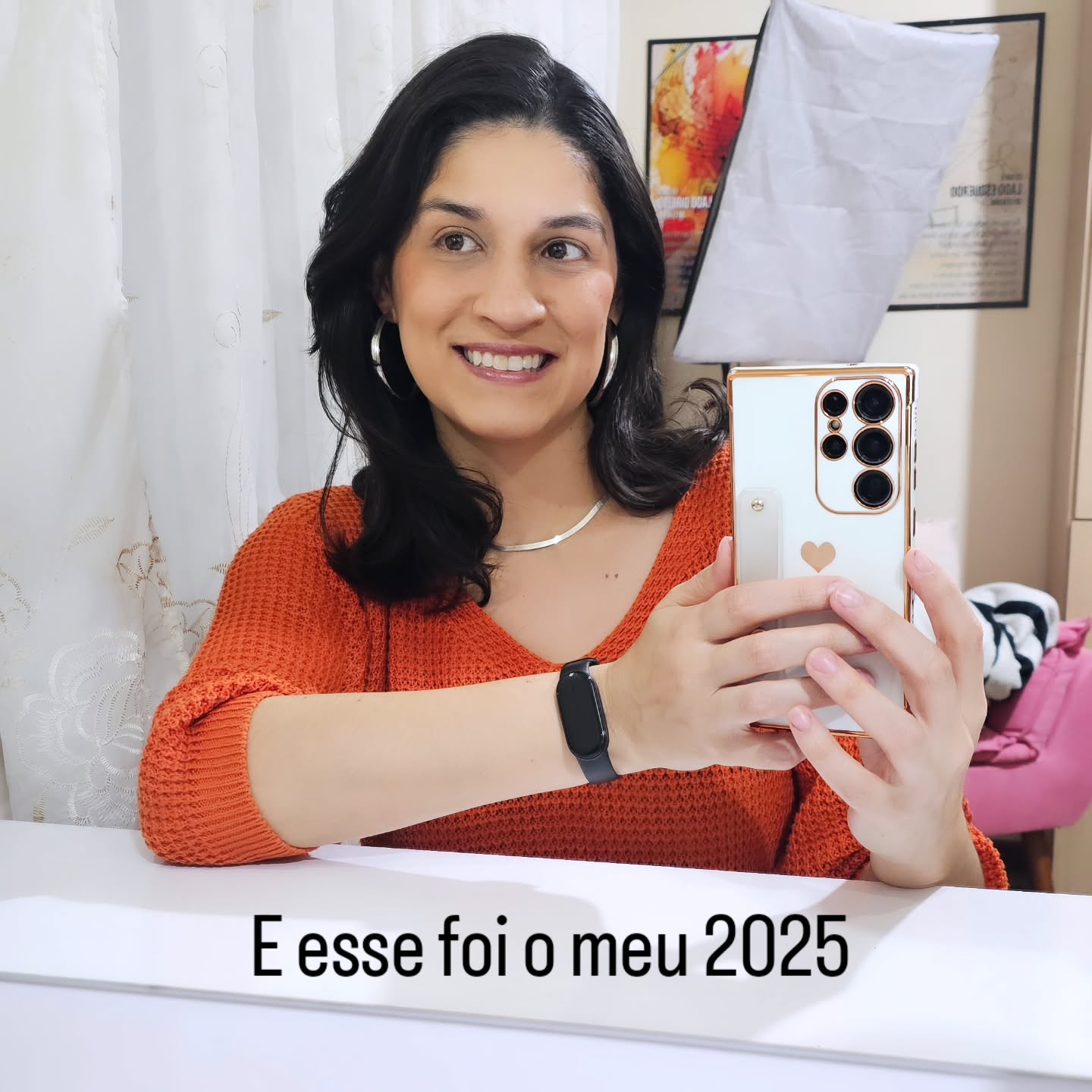Alguns anos nĂŁo sĂŁo feitos sĂł de metas cumpridas. SĂŁo feitos de pausas.
De escolhas difĂceis.
De cuidado silencioso.
De amor cultivado todos os dias. đ±
Esse ano teve trabalho intenso, muitos atendimentos, projetos que ganharam forma e sonhos que saĂram do papel.
Teve estudo, crescimento profissional e a alegria de ver o Planner Amar-se 2026 chegar ao mundo e tocar tantas vidas.
Mas também teve jardim.
Teve respiro.
Teve colo.
Teve amor, parceria e celebração.
Teve a certeza de que saĂșde mental nĂŁo Ă© sĂł o que eu ensino.
Ă o que eu escolho viver todos os dias.
Hoje, olhando pra tudo isso, sĂł consigo sentir gratidĂŁo.
Por vocĂȘ que me acompanha por aqui.
Por quem confia no meu trabalho.
Por quem caminha comigo, de perto ou de longe.
Que o próximo ano seja menos sobre correr⊠e mais sobre se escutar.
Menos sobre dar conta de tudo⊠e mais sobre se tratar com respeito e gentileza.
Feliz Ano Novo! âš
Que 2026 te traga muitos momentos de autocuidado, presença e amor-próprio.