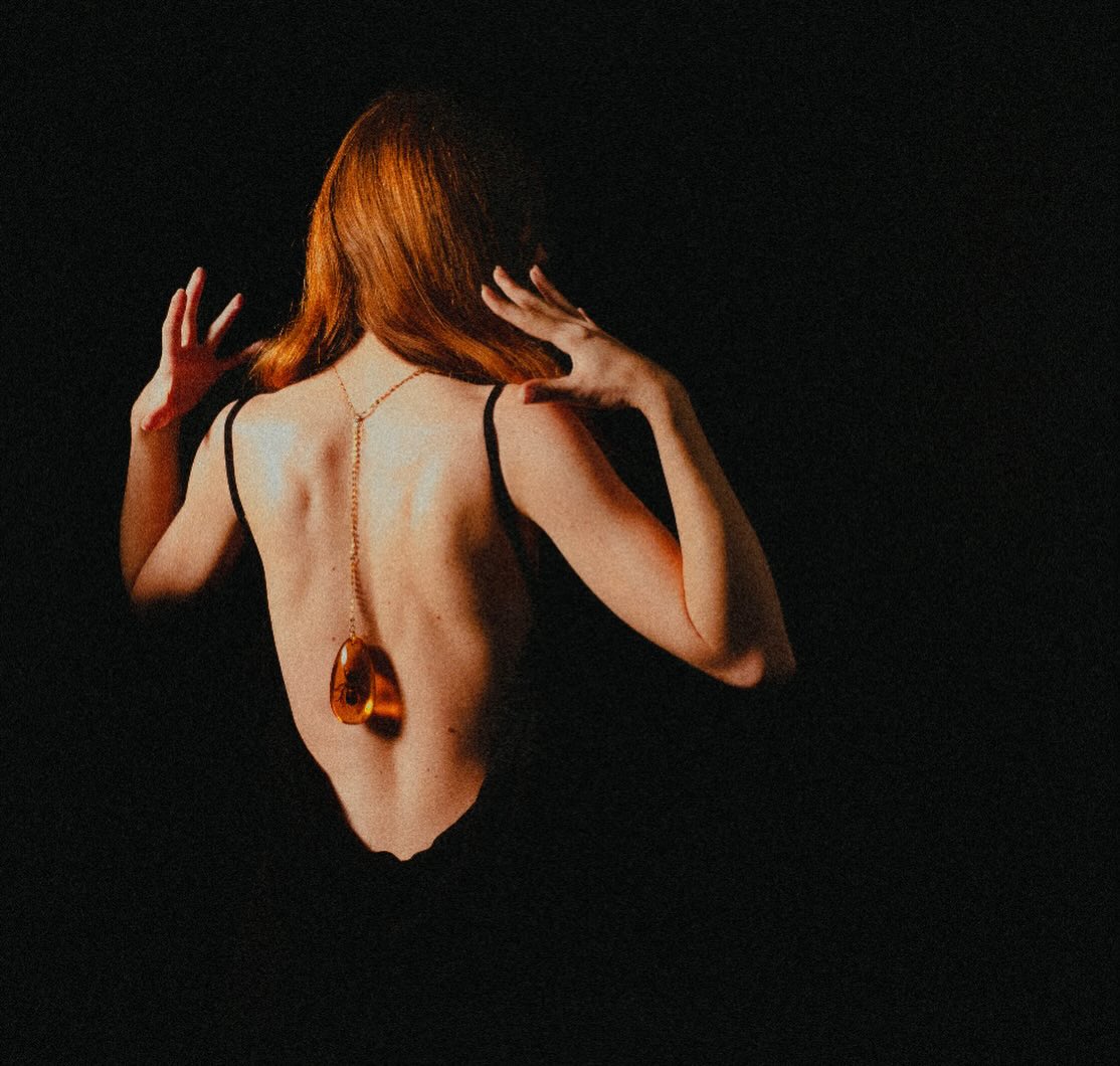 'stuck'
for: @snog.studios
co-directors: @owsmi & @grace__roden
model: @honeybabyjazzy
photographer: @owsmi
creative director: @grace__roden
art department: @rosatropp
grip: @katieliebert
photo edit: @owsmi