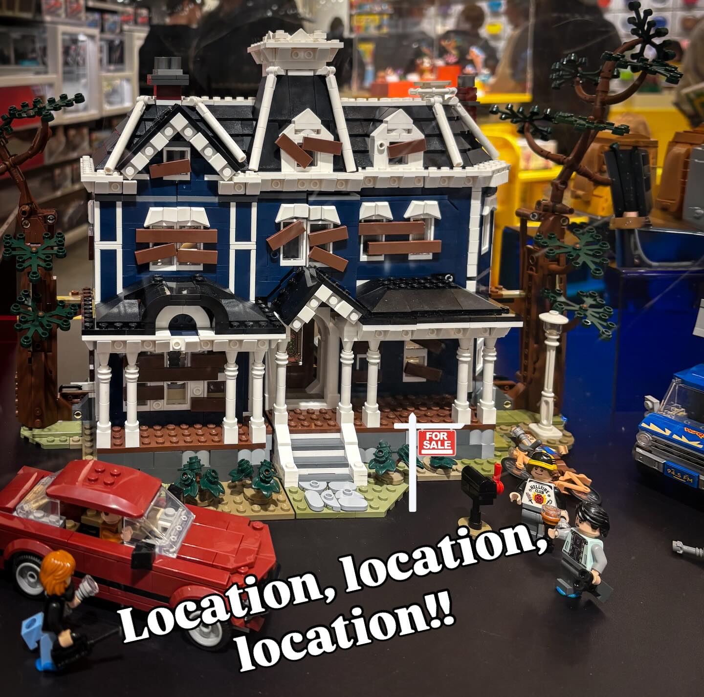 Ornate Second Empire Victorian!! Close to amenities such as shopping, entertainment, The Upside Down and Camazotz.
#strangerthings
#rideaucentre
#LEGOStoreCFRideauCentre