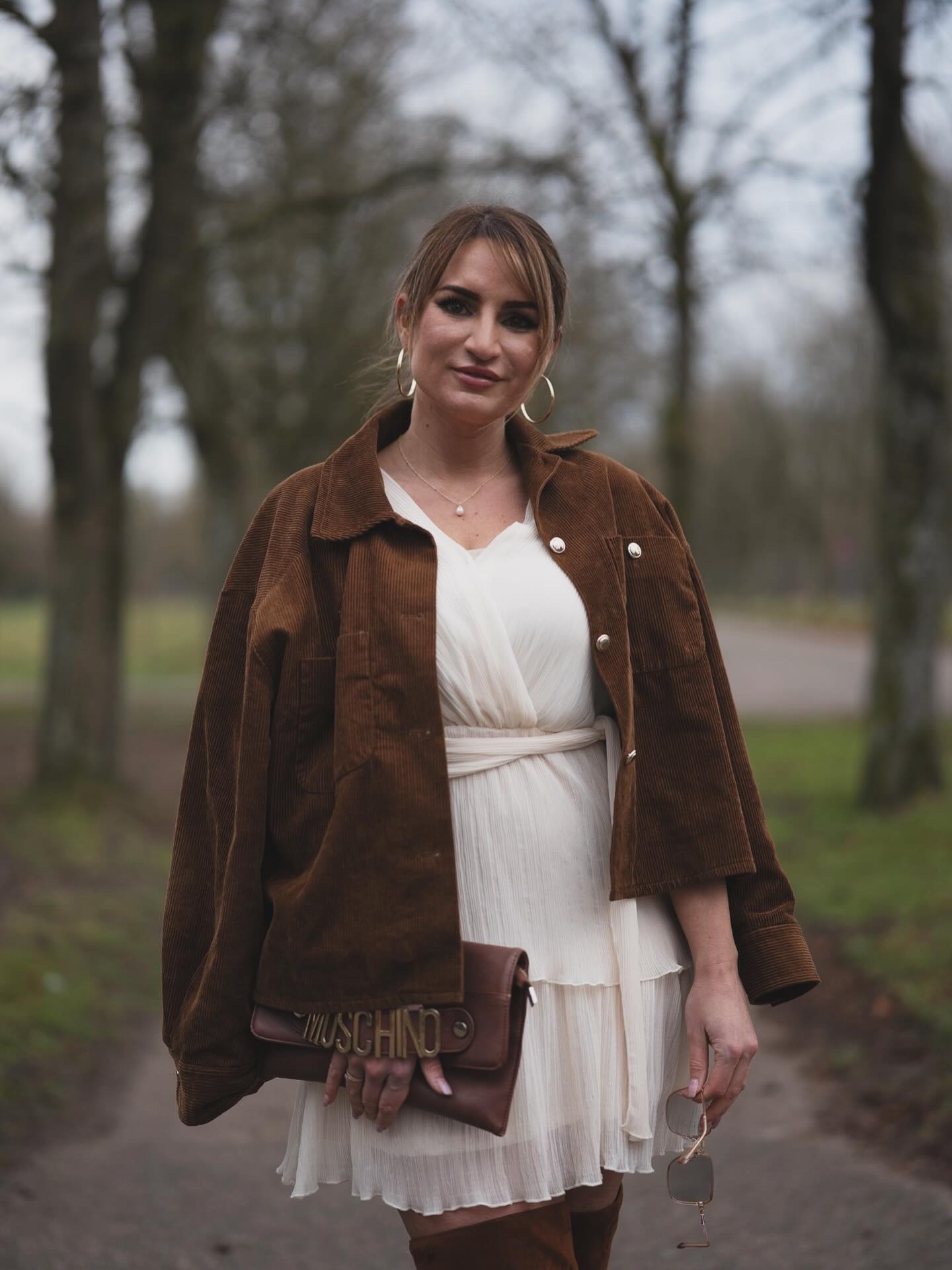 ✨ Danke 2025 ✨
Was für ein Jahr.
Dank euch durfte ich als Make-up Artist so viele wundervolle Frauen an ihren wichtigsten Tagen und bei Shootings begleiten – und gleichzeitig etwas ganz Neues in die Welt bringen:
🤍 Noorea
Noorea ist aus Leidenschaft, Erfahrung und dem Wunsch entstanden, Brautpaaren echte Sicherheit zu geben.
✨ persönliche & ehrliche Empfehlungen
✨ handverlesene Hochzeitsdienstleister
✨ kein Stress, kein Suchen, kein Risiko
✨ für Brautpaare komplett kostenlos
✨ für Dienstleister eine Plattform mit Wertschätzung
Danke für euer Vertrauen, eure Weiterempfehlungen und jedes liebe Wort. 🫶🏻
2025 war ein Jahr voller Mut, Wachstum und wichtiger Entscheidungen – aber auch ein Jahr, in dem ich gelernt habe, meine eigenen Grenzen wahrzunehmen. Sei es im privaten als auch beruflichen Kontext.
Ein besonderer Dank gilt meinem Mann, meiner Familie und meinen engsten Freunden für Rückhalt, Verständnis wenn alles zu viel wurde, sowie stille Umarmungen. 🤍
Mit Dankbarkeit im Herzen und Vorfreude im Blick:
2026, ich bin bereit. ✨
~The universe expands you by first asking you to surrender~
Ein herzliches Dank auch an @jb_art0711 für dieses Foto. Liebe es wirklich sehr ✨🫶🏻
#makeupartist
#makeupartistlife
#bridalmakeup
#bridalbeauty
#brautstyling
#weddingmakeup
#weddingbusiness
#weddingindustry
#gratitude
#growth
#personalgrowth
#newchapter
#entrepreneurlife
#womeninbusiness
#femaleentrepreneur
#smallbusinessowner
#dreambig
#mindset