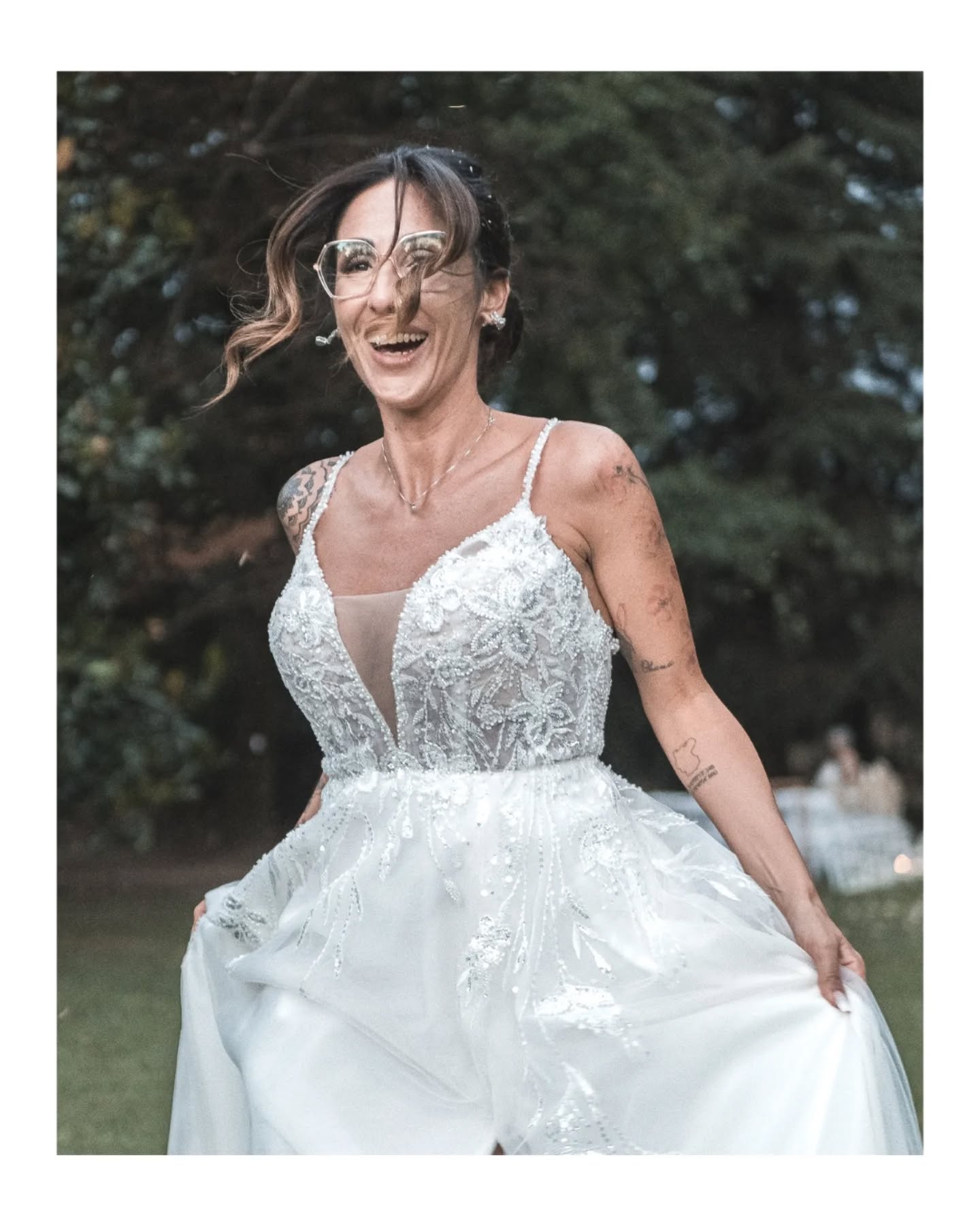 Ho fotografato la loro famiglia mentre si costruiva ed era uno dei Matrimoni del 2025 che attendevo con più ansia.
Il bambino che avevo fotografato era ormai un ragazzo cresciuto e si è commosso guardando sua mamma in abito da sposa.
È stato bello anche conoscere il figlio più piccolo, l'ultima volta che l'ho immortalato era ancora nella pancia 😄
Una splendida famiglia in una bellissima location circondata dall'amore dei loro amici.
Grazie @gessicagigli @waltervanelli
Location @ilfondacodeimercanti
Planning @vialatteaeventi
Intrattenimento @manuelelis_manuel_stabilini