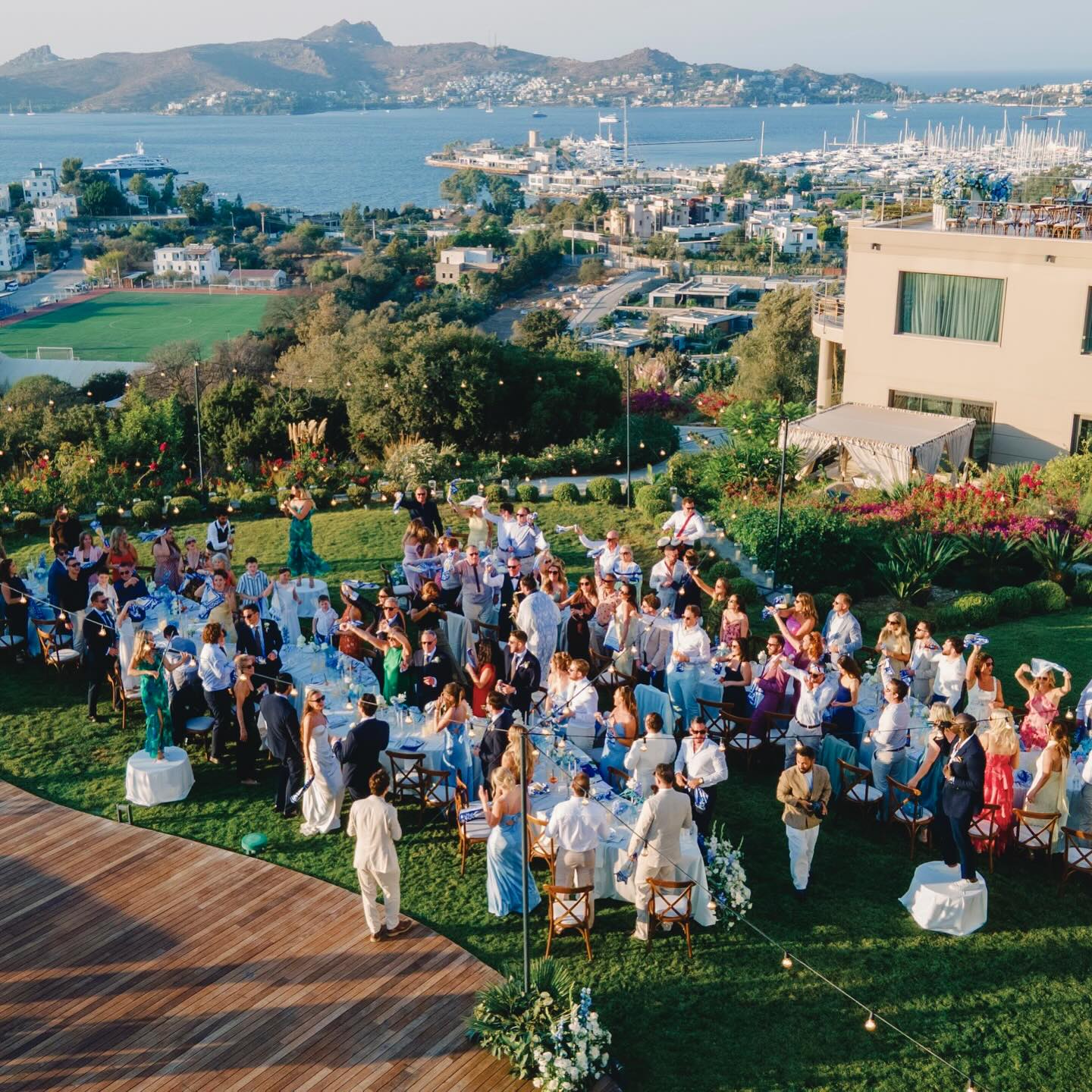 We love a good medley ! Amazing musicians on platforms singing tunes to make our crowd go crazy as well as our couple ✨🍾🥂
This was fun 🤩
#medley #wedding #love #party #destinationwedding