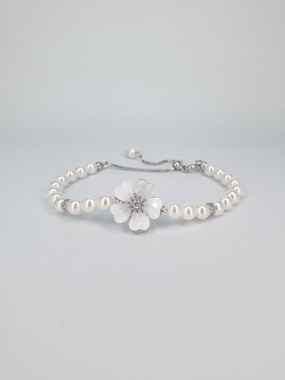 Stella Fortis™ İnci Detaylı Çiçek Figürlü Bileklik - Barok İnciler 🌼
#Amazon
#HepsiBurada
#Trendyol
Stella Fortis™ ışıltısıyla tüm kadınların yanında.