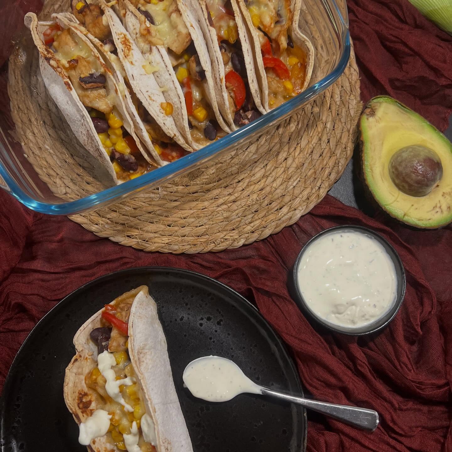Tortilla mit Hähnchen
Schnell, unkompliziert und voller Aroma. Diese Tortilla-Taschen mit saftigem Hähnchen, Gemüse und cremiger Guacamole sind das perfekte Alltagsgericht. Wenige Schritte, viel Geschmack und ideal für die ganze Familie.
Zutaten für 3 Personen:
Guacamole:
1 Avocado
3 EL Limettensaft
Salz, Pfeffer
Füllung:
1 rote Paprika, in Streifen
½ Zwiebel, gehackt
1 Knoblauchzehe, gehackt
250 g Hähnchenbrust, in kleinen Stücken
150 g Mais aus der Dose
1 Dose Kidneybohnen, gewaschen
1 Tomate, gewürfelt
Reibkäse
Salz, Pfeffer, Paprika, Chiliflocken
6 Tortilla Wraps, klein
1 Becher Crème Fraiche
Zubereitung:
Für die Guacamole, die Avocado grob würfeln und mit einer Gabel zerdrücken. Mit dem Limettensaft und den Gewürzen abschmecken.
Die Hähnchenstücke mit Salz, Paprika und Pfeffer würzen. In einer Bratpfanne etwas Öl erhitzen und diese darin rundherum anbraten, herausnehmen und beiseite stellen.
Nun die gehackten Zwiebeln und den Knoblauch in der Pfanne andünsten. Die Peperoni und gewürfelte Tomate dazugeben und mitbraten.
Die Kidneybohnen, Mais und die Hähnchenstücke dazu geben und alles mit Gewürzen abschmecken.
Je nach Gusto, Reibkäse darunter mischen. Nun die Fladen in der Mitte knicken und mit Hähnchenbrust-Mischung befüllen.
In eine Gratinform nacheinander einschichten.
Nochmals mit Käse bestreuen und für ca. 10-15 Minuten in den vorgeheizten Ofen bei 180°C Umluft überbacken.
Mit der Guacamole und Crème Fraiche geniessen.
En Guete!
#thekitchenwitches #rezepte #recipe #deliciousfood #recipes