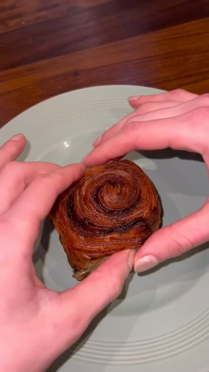 @bunsfromhome - Sloane Square
A classic for those who like to stroll around Chelsea over the weekend.
There is a small queue in front generally.
We think their crazy options with the buns, like the Dubai chocolate one and the jam and cream one were indulgent and nice! But we went with a classic to really put the buns to test. All in all it was good but needed more filling of the cinnamon to feel a bit more juicy inside. #cinnamonbuns #londonfood #foodreview #foodtok #mukbangeatingshow