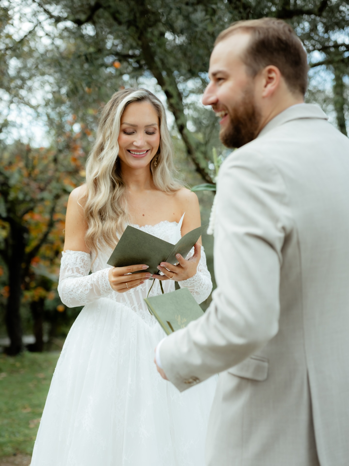 Ein unvergesslicher Moment inmitten der toskanischen Landschaft. So könnte deine Hochzeit sein: eine freie Trauung, voller Liebe, Lachen und einem Hauch von Magie. Der perfekte Ort, um Ja zu sagen. 🤍
An unforgettable moment amidst the Tuscan landscape. This could be your wedding: a ceremony full of love, laughter, and a touch of magic. The perfect place to say ‚I do.‘ 🤍
This could be your Wedding:
Organisation: @onelifespirit_ & @larafoerster_fotografie
Styling: @hairandmakeup_by_angi
Dekoration: @leidenschaft.mut
Dress: @amoandluv
Flowers: @eventfloristikbyklara
Stationary: @andrea.garz.wedding
Jewellery: @miaundmartha_schmuck
Models: @thisisourstory.k.h
Location: @villaolimpiatoscana
#tuscanyweddingphotographer #destinationweddingtuscany #destinationweddingitaly #tuscanywedding
