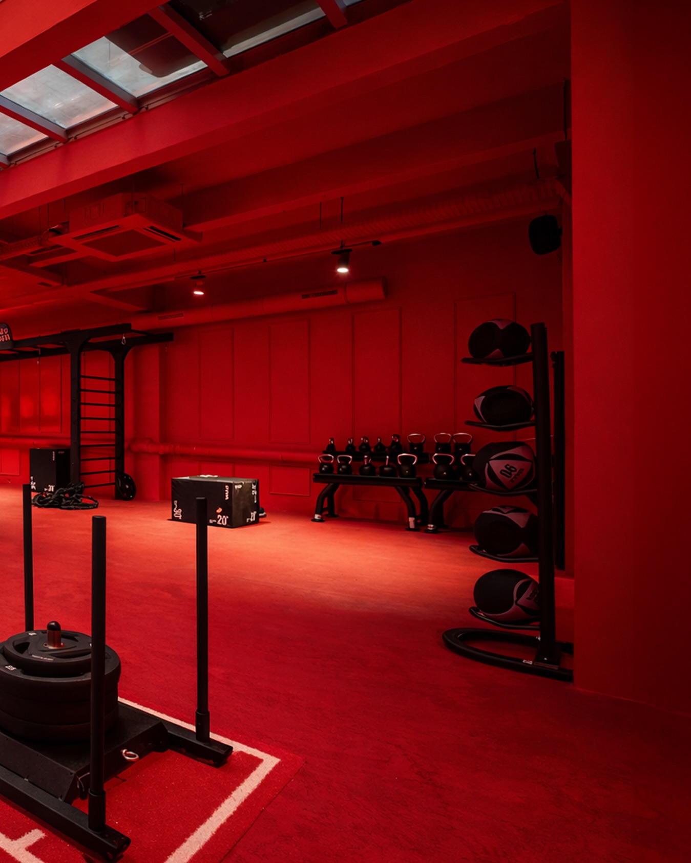 🔴 Un rouge iconique pour une nouvelle salle à Paris🗼
Red becomes a symbol of passion, movement and intensity
📍 @neoness_asnieresgare
🇫🇷 @planetfitnesspro
An exclusive, custom-made design enhanced by red lighting that energises both body and mind.
A bold space finished with premium Marble Red flooring, created to perform ❤️
PaviFLEX — where flooring becomes an experience.
#PaviFLEX
#DesignFitness
#RougeIconique
#SalleDeSport
#parisfitness