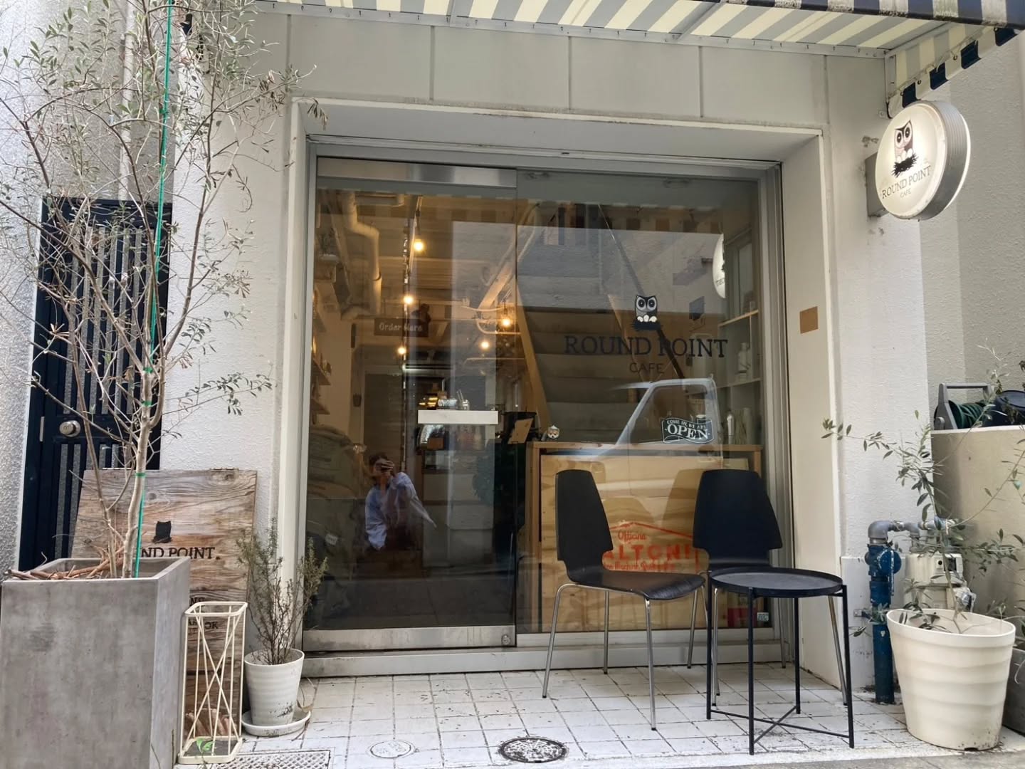 Thank you 2025
2025年は美術館での新店舗開業準備から始まり、2店舗でのバランスを考えながらの運営であっという間に1年が過ぎた気がします。
その間、不便をかけながらも見守ってくださったお客様、不慣れな環境でも上手く対応し主体性を持って働いてくれたスタッフをはじめ、色々な方に支えられた1年でした。
明日からはまた新しい1年の始まりです。今年もどうぞよろしくお願いします!
ROUND POINT CAFE 一同
••••••••••••••••••••••
📍神戸市中央区栄町通4-2-7
🕖Tue - Fri 7:00 〜 21:00 Sat, Sun 10:00 〜 21:00
#specialtycoffee #coffeeroasterkobe #coffeeshopkobe #roundpointcafe