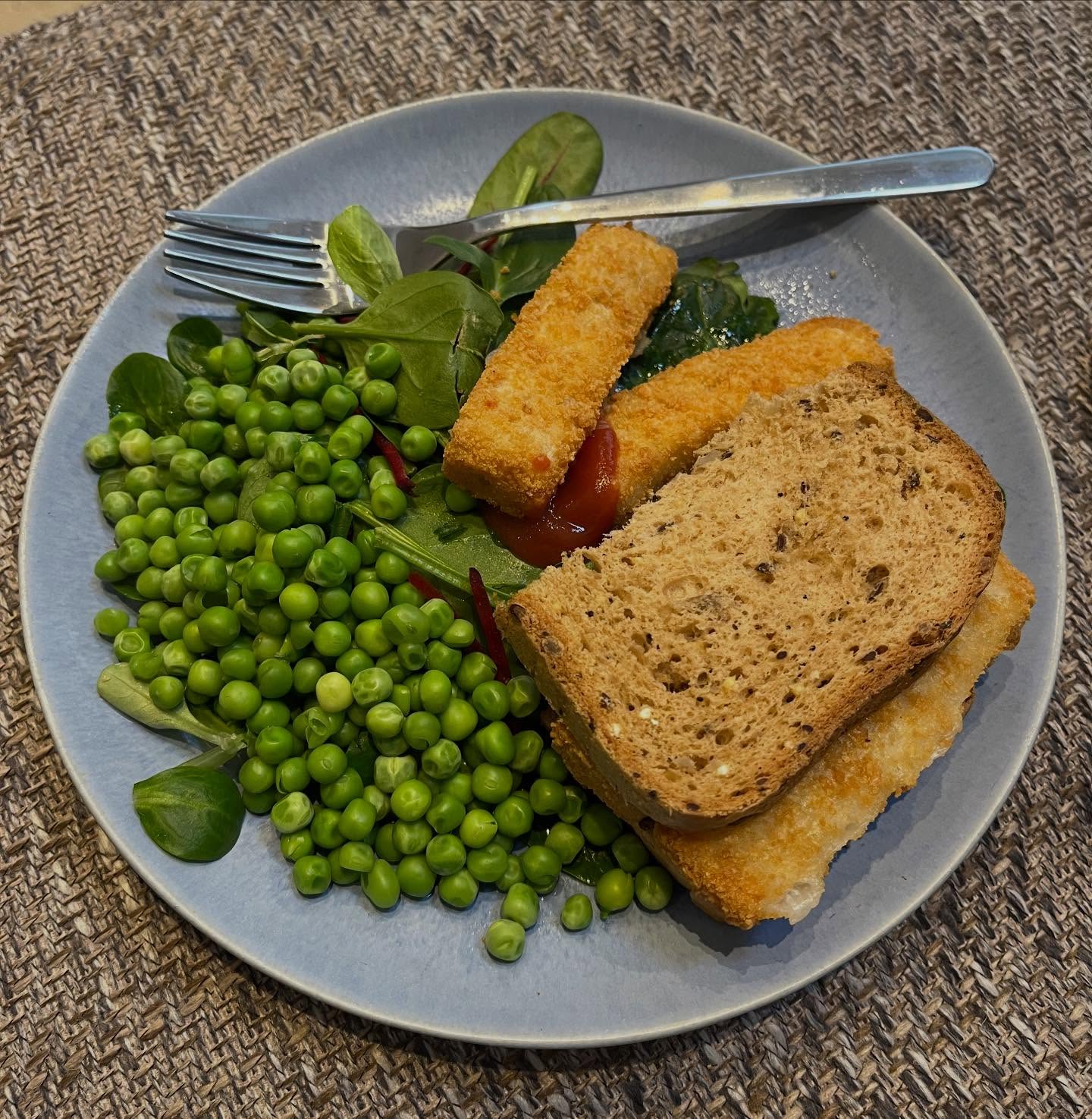 A practical New Yearâs Day lunch - peas (for digestive health and fibre) also protein, dark leafy greens (so many benefits), fish fingers (fast, easy to cook, 16g protein in 4), bread and a blob of tomato ketchup. May not be âperfectâ in the eyes đ of some experts who suggest cooking everything from scratch, but to be fair neither is staying up past your bedtime, drinking alcohol or sweet non alcoholic drinks, and eating rich foods. Youâve got to find the wins when you can and prioritise what you can do.
âď¸Small steps to get back on track - always have frozen peas đŤin the freezer and green leaves đąin the fridge. Add them to your beige foods and youâre doing a good job.
âĄď¸ Free nutrition refresh call, book in the Bio or www.healthandhart.com to get back on track, and beyond in 2006.
#frozenpeas #fishfingers #nutritionist #fibre