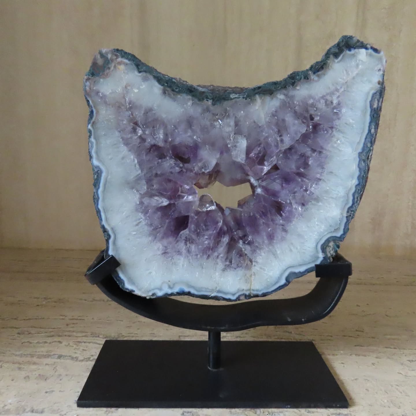 💫Esta amatista no es solo una pieza de decoración.
Es un canal de energía, un recordatorio constante de habitar el presente y escuchar la voz interna.
Armoniza la mente, protege el campo energético y eleva la intuición, acompañándote en procesos de calma, claridad y conexión espiritual.
Cuando una pieza se elige con intención, su energía se vuelve parte de ti 💜✨