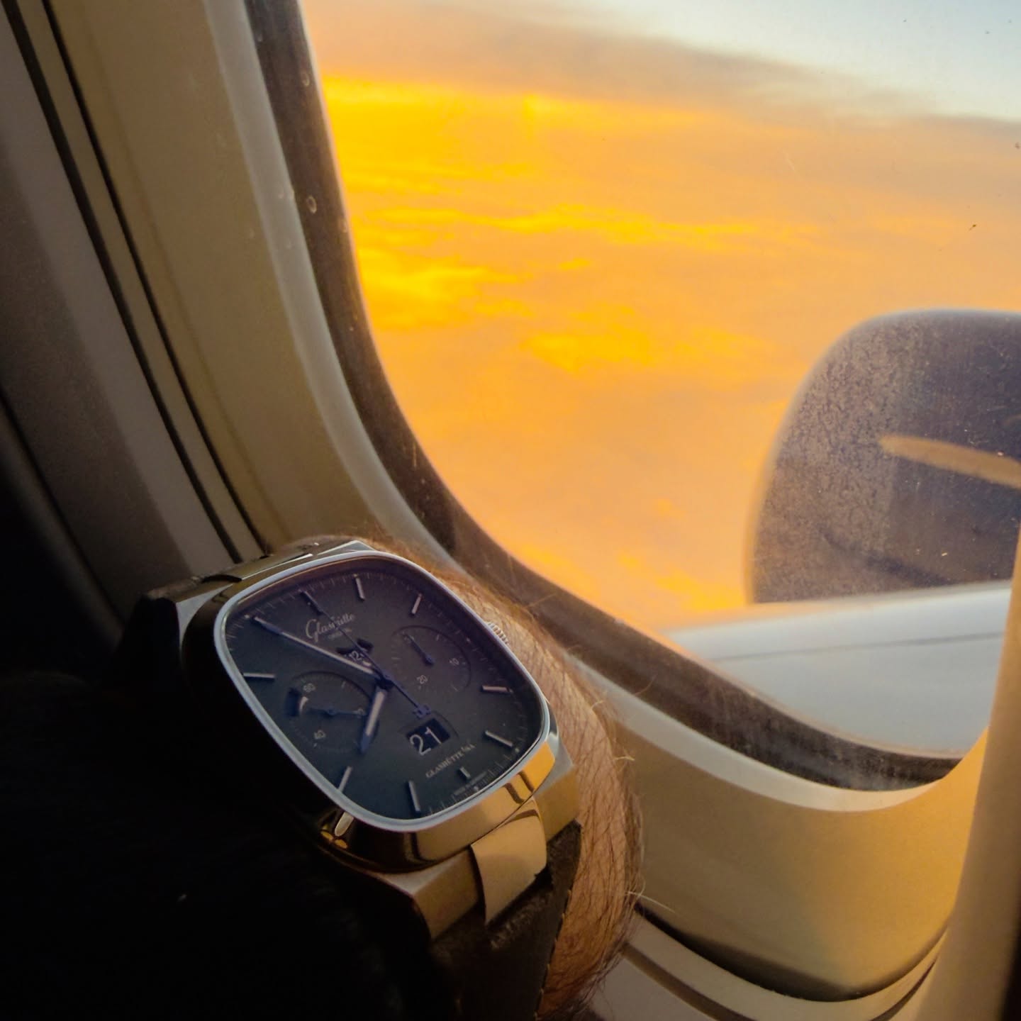 Above the clouds, time slows down.
A Glashütte Original Panorama Date from the 1970s —
green dial catching light somewhere between sky and memory.
Worn in motion. Grounded in history.
Watch: another Glashütte Original Panorama Date
Era: 1970s
Dial: green
#JaymzNylon #GodfatherOfAfroTech #GlashutteOriginal #PanoramaDate #VintageWatch