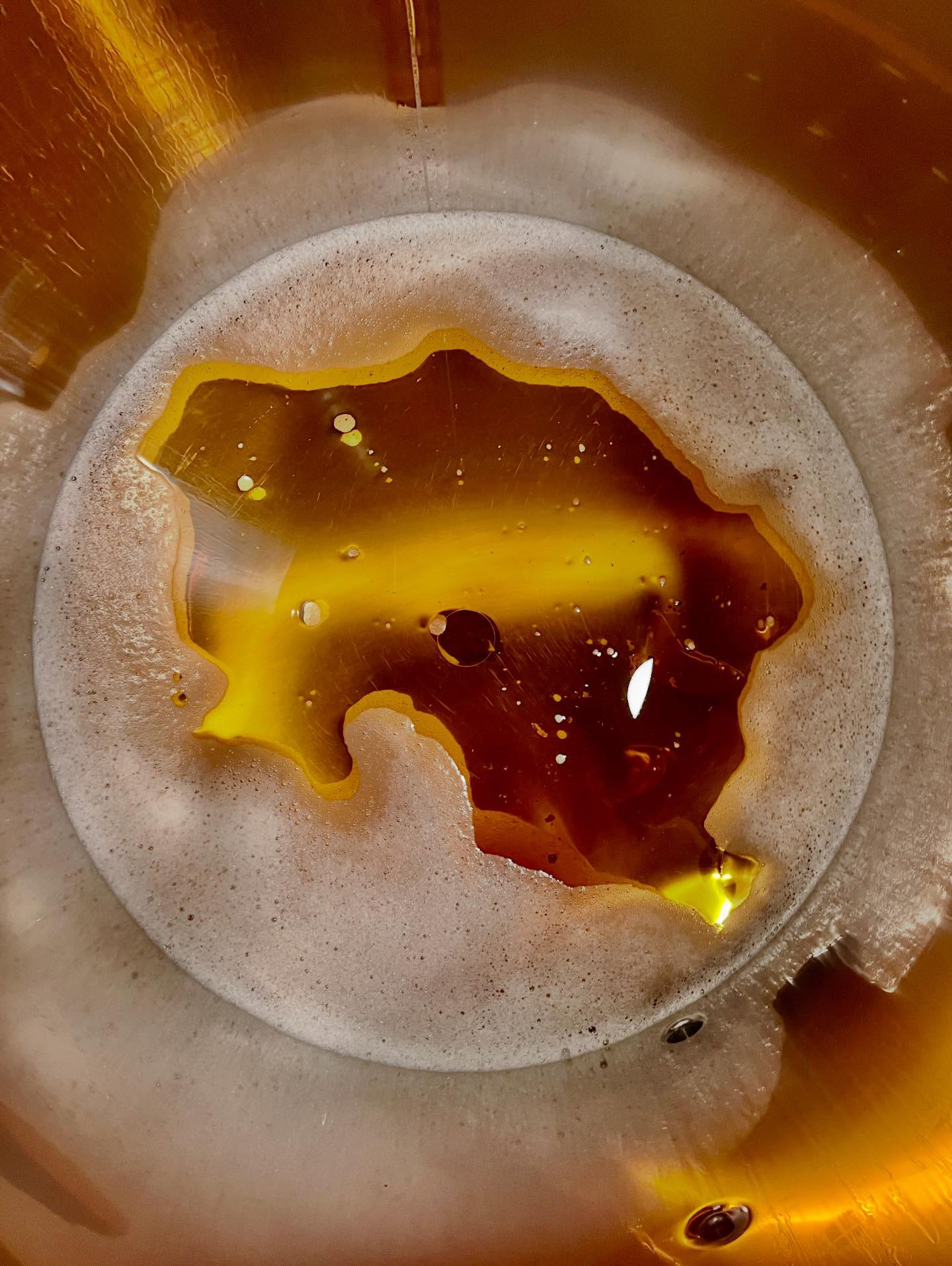 Liquid Gold! 😉✨ und wieder entsteht etwas Neues und Alkoholfreies im „Wein“-Keller! 😳😃 Bald im Onlineshop erhältlich!