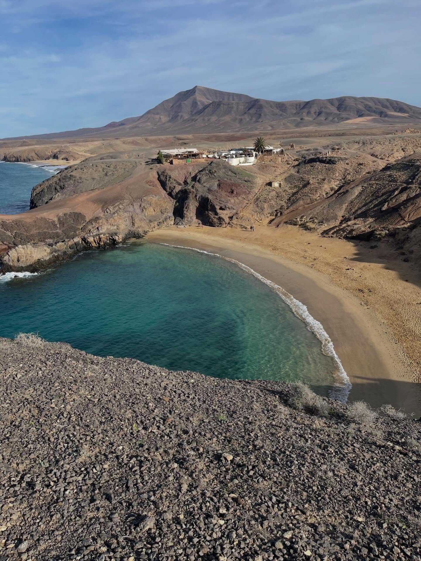 Playa Papagaya au sud de Lanzarote est accessible par une piste. Il n’y a pas de route goudronnée. Un endroit magnifique à découvrir avant 09h30… Vous aurez le site rien que pour vous, un moment privilégié et magnifique 🤩
.
.
.
#au_coeur_du_voyage #playapapagayo #lanzarote #photographer #canarianislands