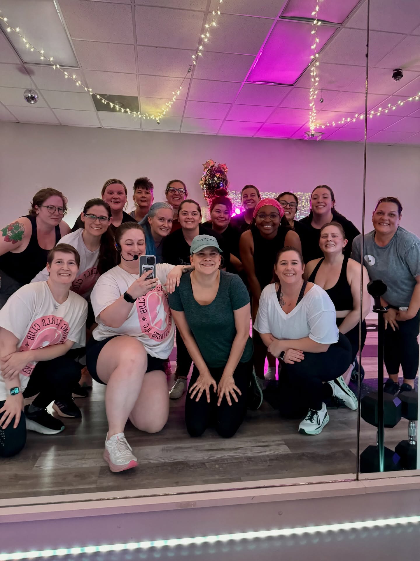 First lift of 2026 in the books 💪🏻
Remember: you don’t have to overhaul your entire life to feel better in your body this year. You just need consistency. You just need to SHOW UP.
Showing up is half the battle, I know. But if you want to start feeling like YOU again - with more energy, confidence, and boldness - you have to show up for yourself.
Not perfectly, not at level 10 everytime, not even with a smile on your face. Just show up.
Proud of you ladies for getting in this room today and lifting heavy with me. Can’t wait to see what this year brings for all of us! 💗
#womenwholift #strengthtraining #onlineworkouts #beginnerworkouts #dallasga