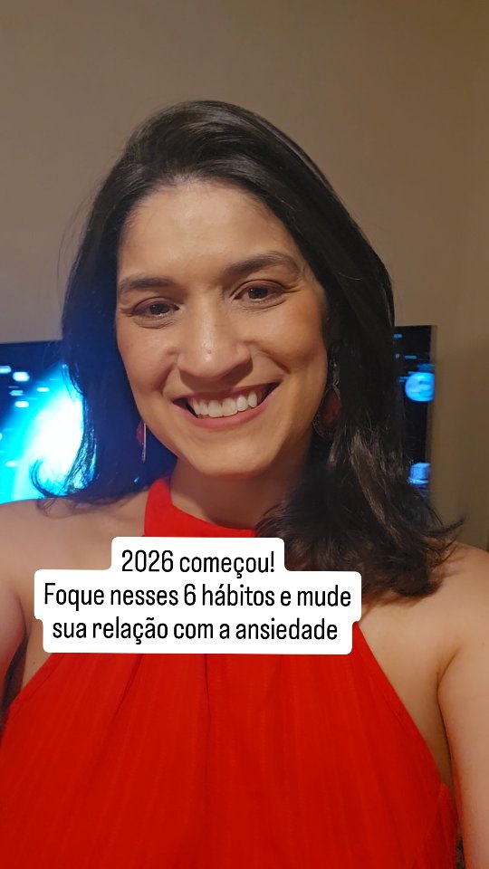 2026 começou. E não, você não precisa mudar tudo de uma vez. Toda virada de ano traz aquela pressão silenciosa: “agora vai”.
Mas a verdade é que transformação real não vem de grandes promessas, vem de hábitos simples, repetidos com constância.
Separei 6 hábitos que, se praticados ao longo de 2026, podem te tornar irreconhecível por dentro.
Já salva esse post pra voltar nele ao longo do ano!
1️⃣ Começar o dia sem correr
Levantar já atrasada, checando celular e pensando em tudo que pode dar errado ativa o modo alerta logo cedo.
👉 Experimente: começar o dia com 5 minutos de silêncio ou respiração, antes de qualquer tela.
2️⃣ Parar de tratar cansaço como fraqueza
Cansaço não é falta de força. É o corpo pedindo pausa.
👉 Observe: você descansa ou só “desliga” rolando o celular?
3️⃣ Escrever para organizar a mente
Pensamentos soltos viram ansiedade. Pensamentos no papel viram clareza.
👉 Não precisa escrever bonito, só escrever de verdade.
4️⃣ Reduzir autocobrança diária
Se cobrar o tempo todo não te faz melhor — te deixa exausta.
👉 Troque o “tenho que dar conta de tudo” por
“o que é possível hoje?”
5️⃣ Criar pequenos rituais de cuidado
Autocuidado não é evento raro, é repetição.
👉 Café com calma, respiração consciente, pausa real. Pouco, mas frequente.
6️⃣ Pedir ajuda quando perceber que não está dando conta
Você não precisa carregar tudo sozinha. Ansiedade, tristeza constante, exaustão emocional têm tratamento.
👉 Cuidar da mente é essencial!
Como psicóloga, vejo todos os dias que não é quem faz tudo perfeito que melhora — é quem faz o possível com constância.
E já aproveita para me acompanhar por aqui para ter uma vida com menos ansiedade e mais calma!