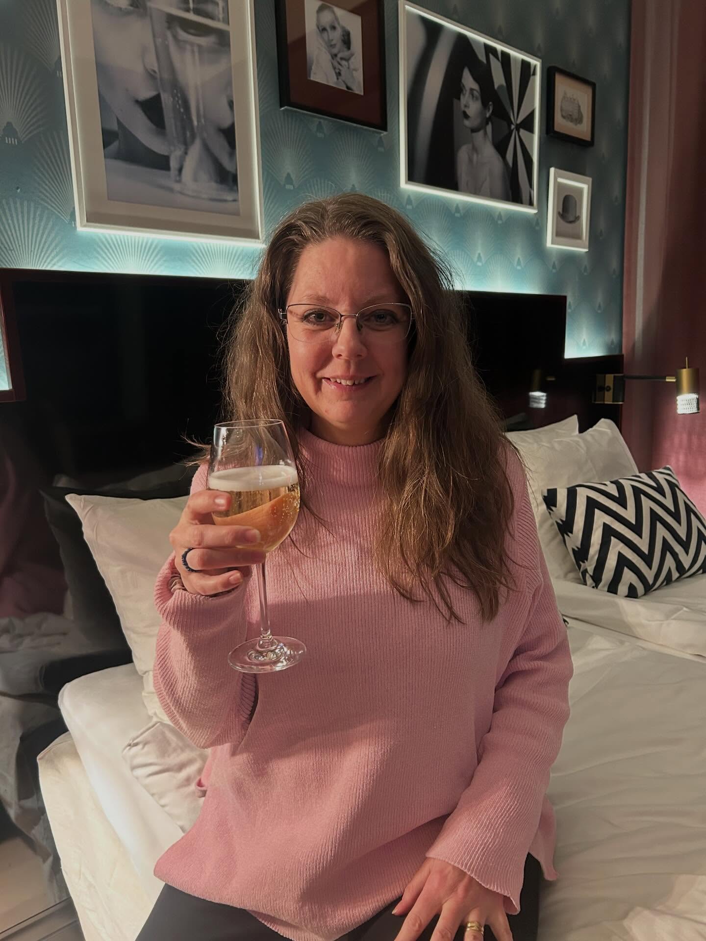 Yihaa! Mitt sjätte manus i ordningen är nu inskickat till mitt förlag och jag och maken firar dessutom tio år tillsammans och tar en helg i Stockholm med Mamma Mia på Tyrol och lite bubbel! 💕📚
#råmanus #äntligen #tioår #sjättemanuset #scandichaymarket