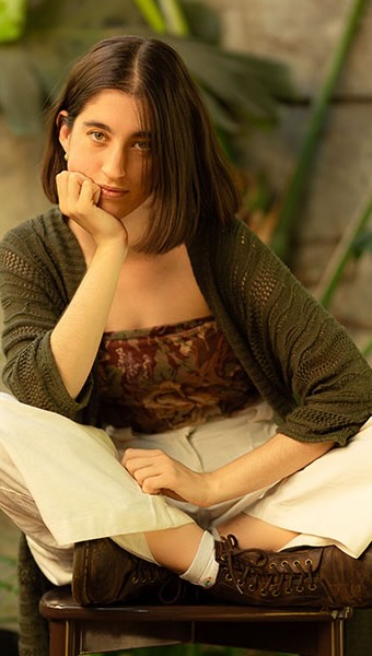 Grace is a Brisbane-based singer-songwriter with a folk-pop style and alternative-rock influences. Having recently graduated from the QLD Conservatorium of Music, Grace has begun her career as a performer with excitement and passion. With a fresh set of original music, inspired by her travels and the stories that she grew up with, Grace is an exciting young creative to watch.
Resident journo @hazelmeimusic had a chat to @gracespinksmusic about performing at @woodfordfolkfestival and her upcoming musical previews in 2026 ✨