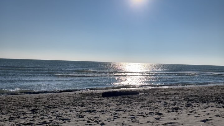 Noël en famille puis petit stop au bord de la mer pour aller voir des amis, chers, ici au Saintes-Maries-de-la-Mer avec laetitia Chauveau une amie et costumiere avec qui je suis allé me promener au bord de la mer pour me ressourcer. Avec les éléments, il y avait un froid glacial, mais le soleil réchauffé nos cœurs.