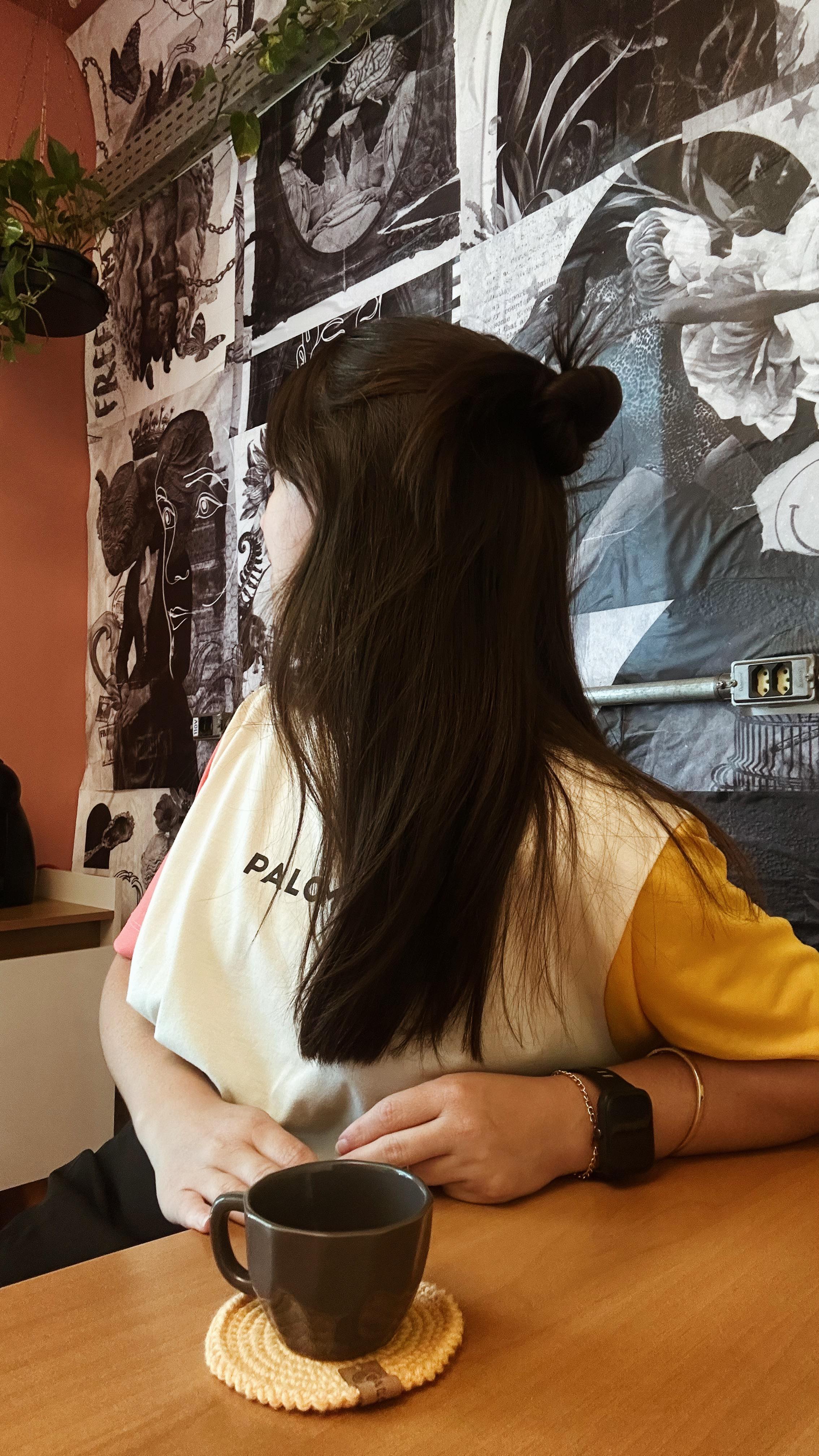 Eu fiquei um tempo pensando se falava isso ou não.
Porque não é bonito, é bem pessoal, passível de interpretações polêmicas e não cabe em 1 minuto.
Mas esse vídeo explica muita coisa sobre mim, sobre como a gente trabalha, como eu trabalho…
sobre como eu flerto com o limite e sobre o que, de verdade, me manteve de pé.
Não é sobre treino.
Não é sobre performance (tampouco uma).
Não é sobre vender um serviço.
É sobre sustentar minha rotina, meu trabalho, meu estilo de vida.
Se você cria, trabalha demais ou sente que precisa se sustentar melhor, talvez esse vídeo faça sentido pra você. ✌️