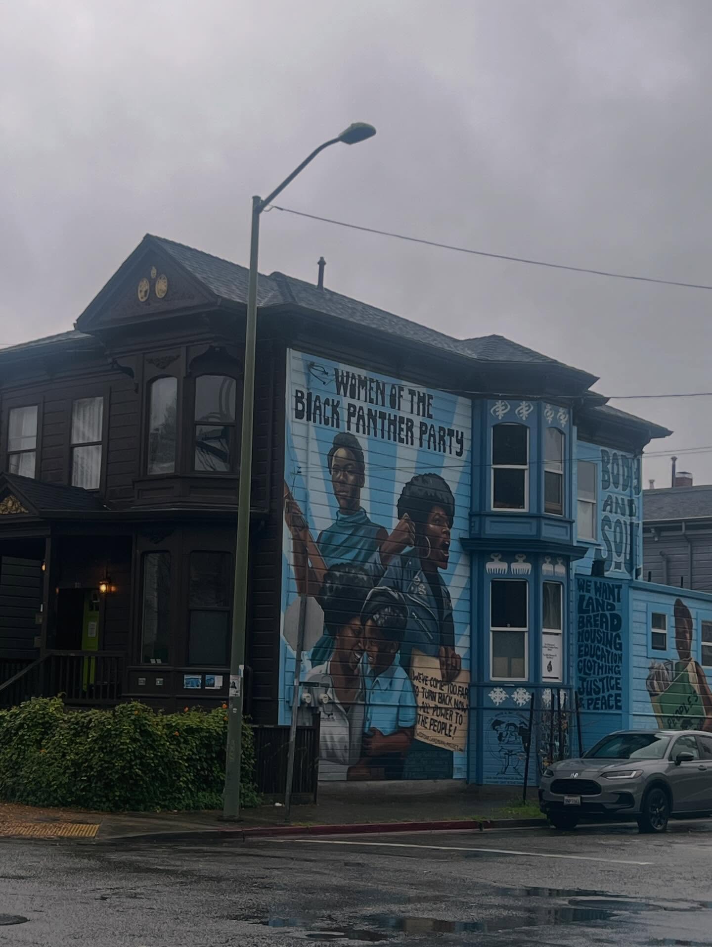 @tolas_room had the pleasure of visiting @westoaklandmuralproject yesterday ✊🏽🖤
We learned so much about the #BlackPantherParty and the influence they had around the world.
Thank you #JillChristina for turning your home into a place of memory, celebration, and knowledge. We look forward to hosting you in #Baltimore.
In solidarity! Xoxo
#PowerToThePeople