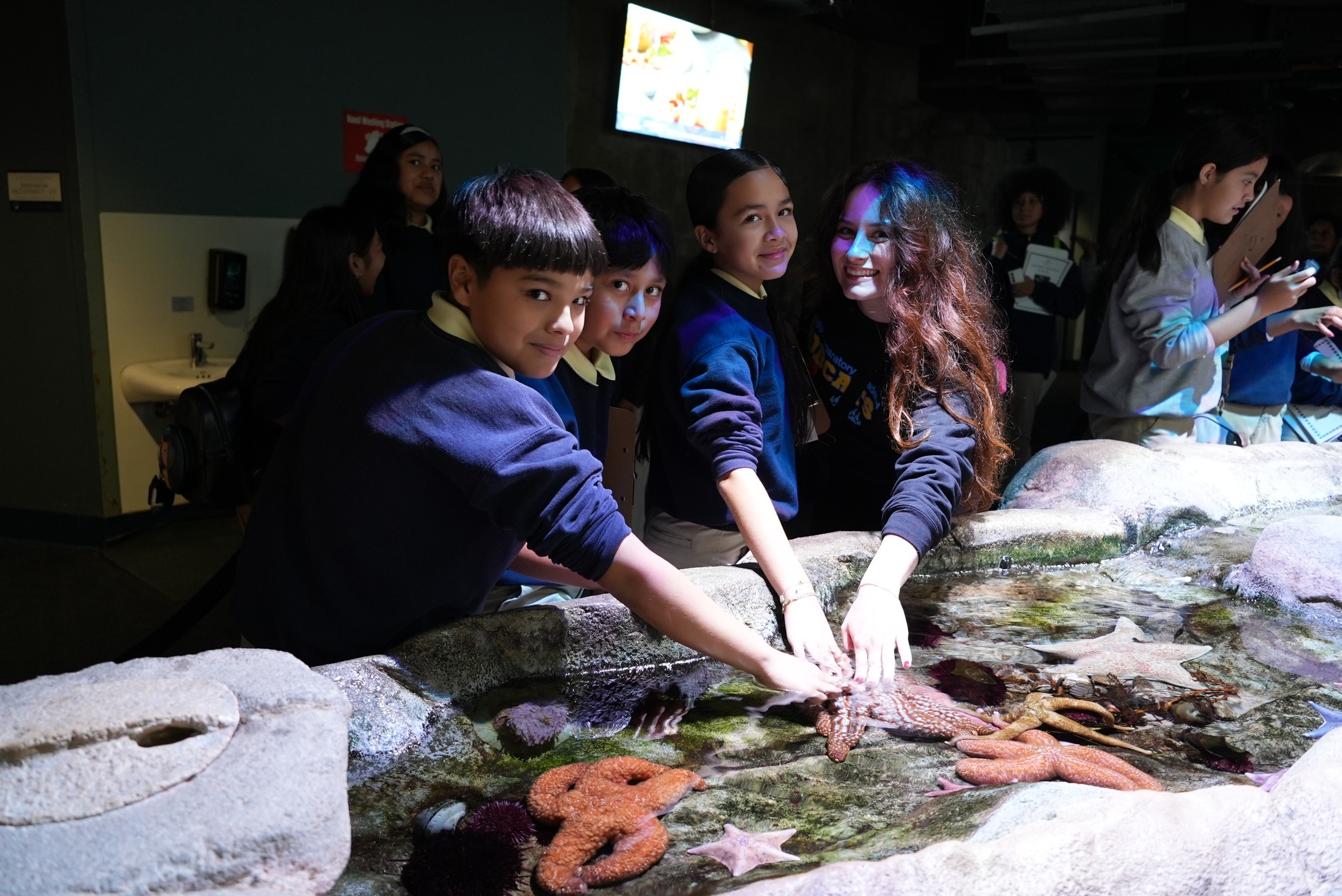 What better way to keep a 6th grader's growing mind entertained than with a scavenger hunt at @aquariumpacific in Long Beach! We spent the day not only seeing and touching aquatic animals, but learning all about their routines, their habitats, what they consume, and how they are related to other species. Such a great conclusion to the first week back from winter break!