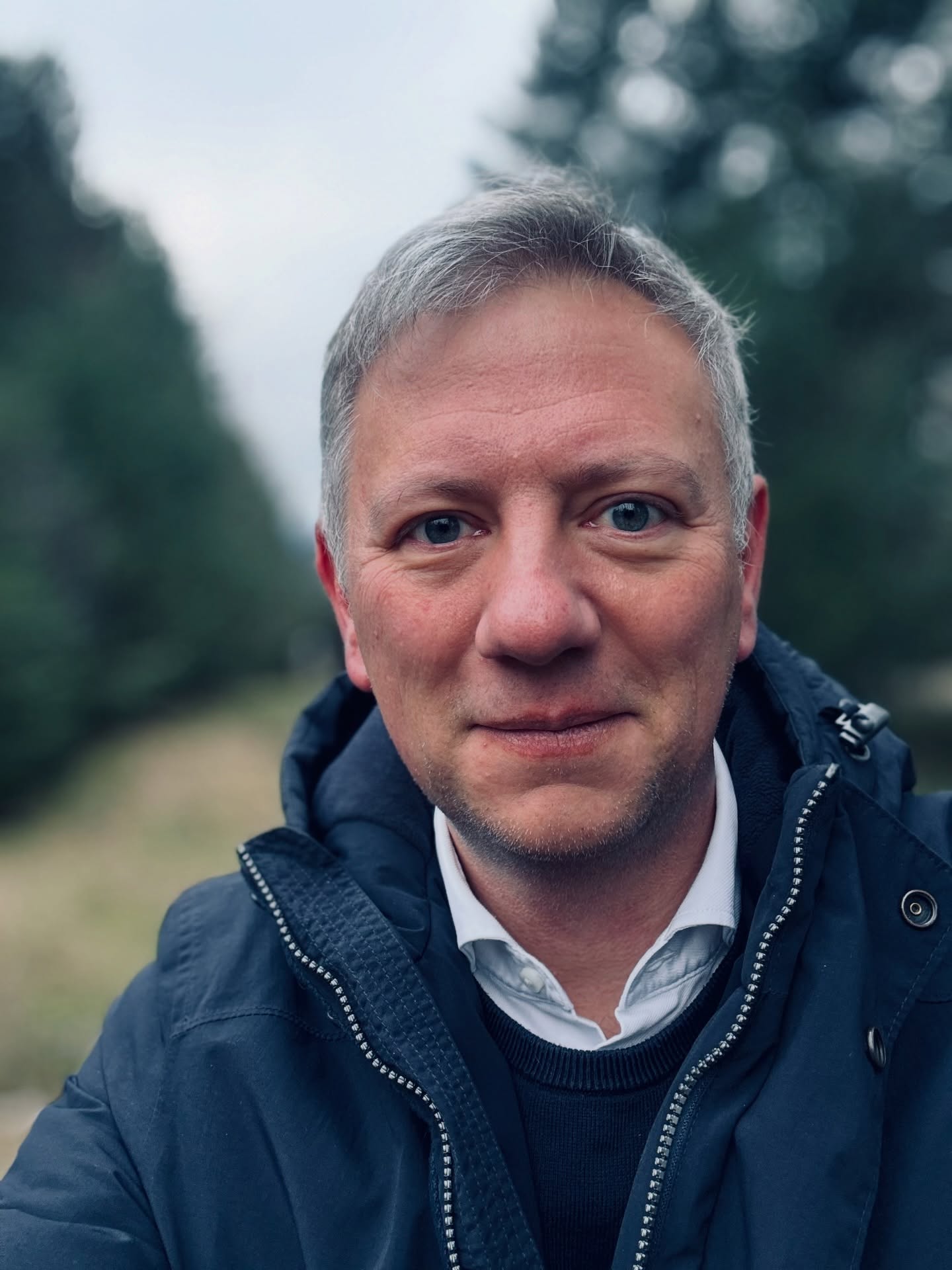 Jeder kennt diesen Augenblick: Die alte Welt verblasst, die neue lockt. Hier entscheidet sich alles. Bleibst du stehen im Vertrauten? Oder tauchst du ein in das Abenteuer des Ungewissen? Ich denke, der Weg des Mutes eröffnet wahre Erfüllung.
Frohes Neues 2026 – lasst uns mutig voranschreiten! ✨
Euer erster mutiger Schritt 2026? Schreibt’s unten!