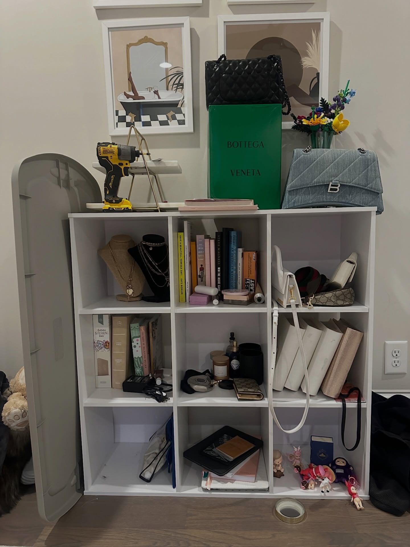 A breath of fresh air.
Organized spaces create room to breathe, think clearly, and live lighter. This is what intentional organization looks like.