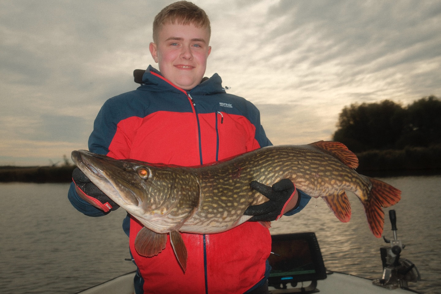 2025 was a BLAST, 2026 started of with some fat beasts already and ready for more! New spots, new species, new clients. LETS GO🫡 🌊
#fishing #zander #pike #perch #fishingguidenetherlands