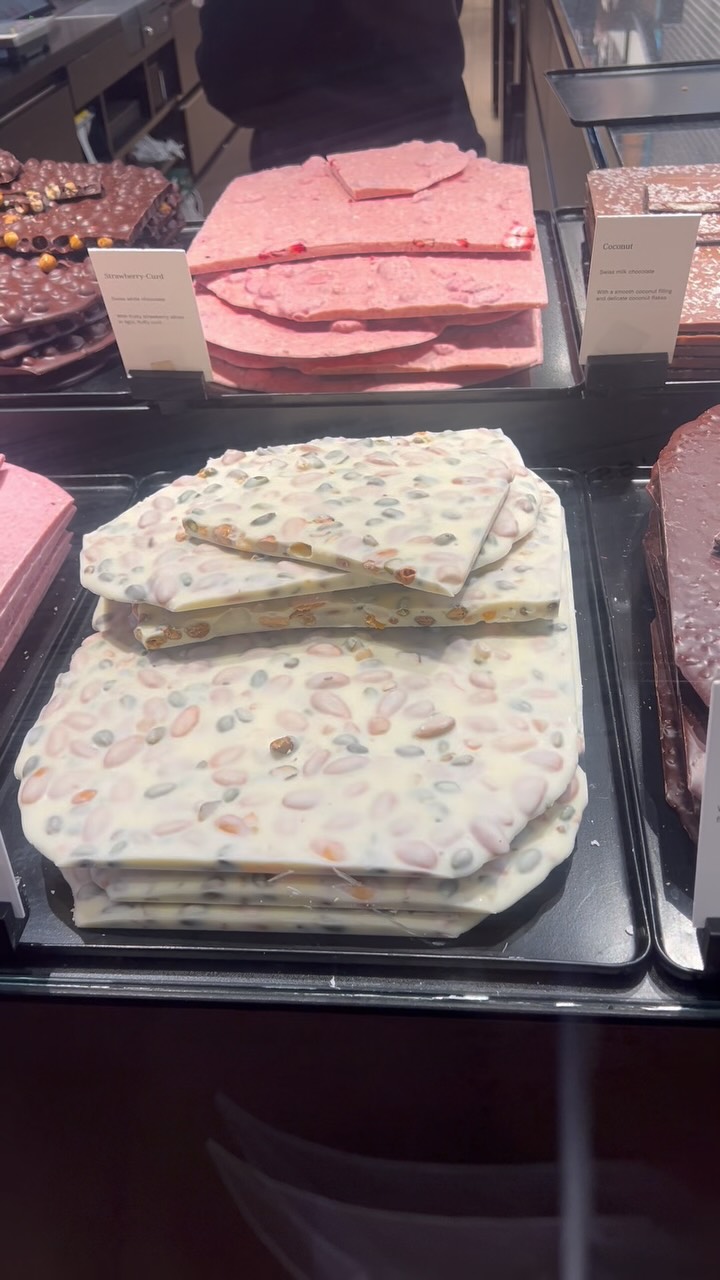 @laderach.uk @laderach.official Trying world’s best chocolate at Läderach shop in Chelsea. Their signature fresh chocolate is FrischSchoggi and it tasted amazing.
The best tell for us was the shine on the exterior and the smooth infusion of aromatic fruit with cacao. We forgot to mention but the raspberry and white chocolate bark was also one of the best options. It was crunchy, tangy, fresh all at the same time.
#laderachchocolatiersuisse
#londontravel #fyp #chocolatelover #foodguide